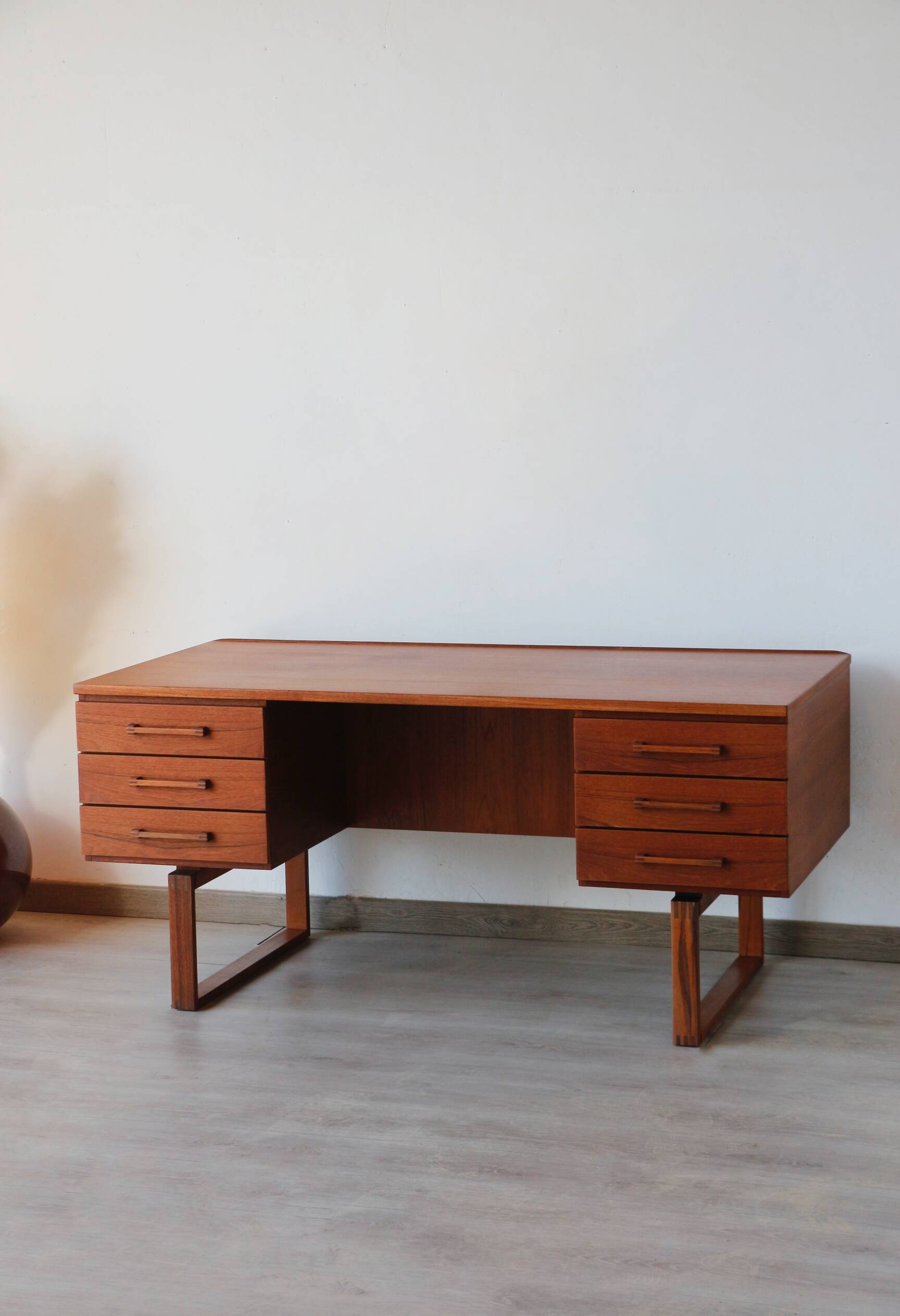 Bureau freestanding teck scandinave années 60 | Dyrlund