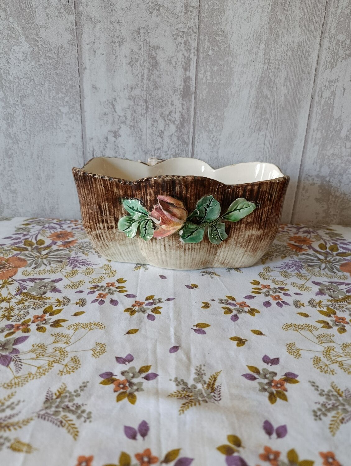 Longchamp jardinière in ironstone and Art Nouveau barbotine.