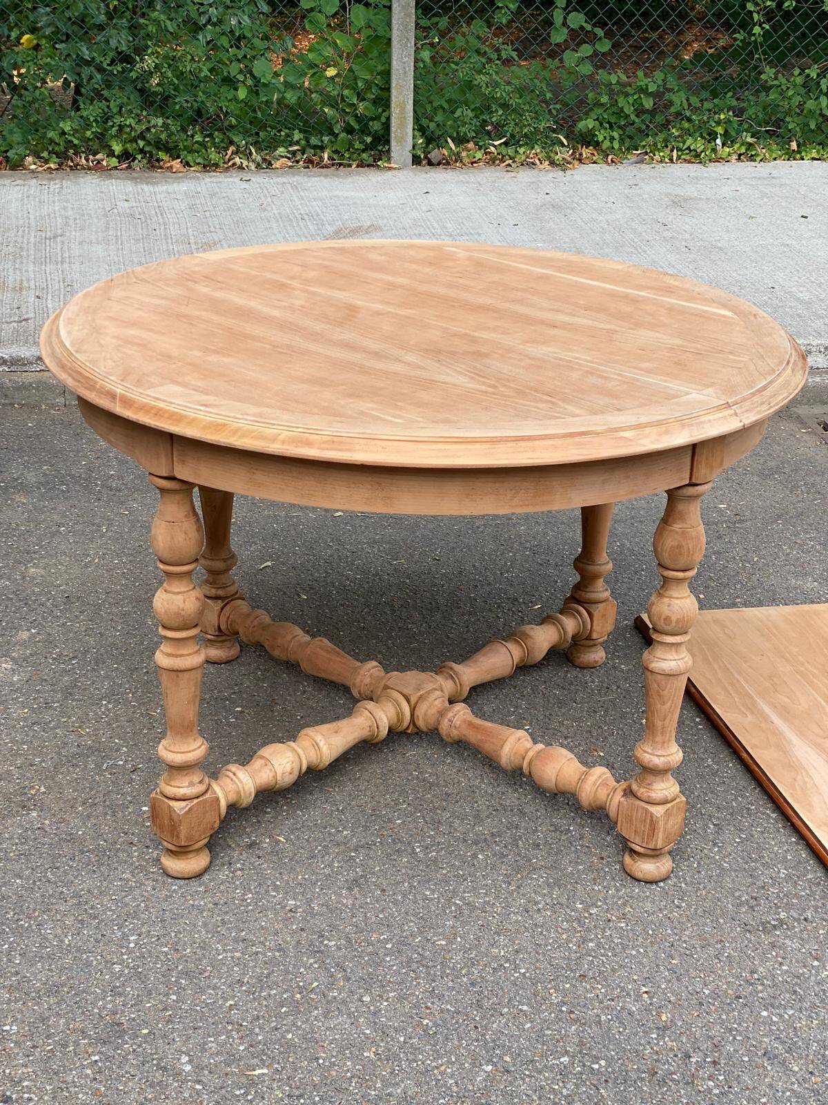 Round extendable farmhouse dining table, stripped, Louis XIII style from the 1960s.
