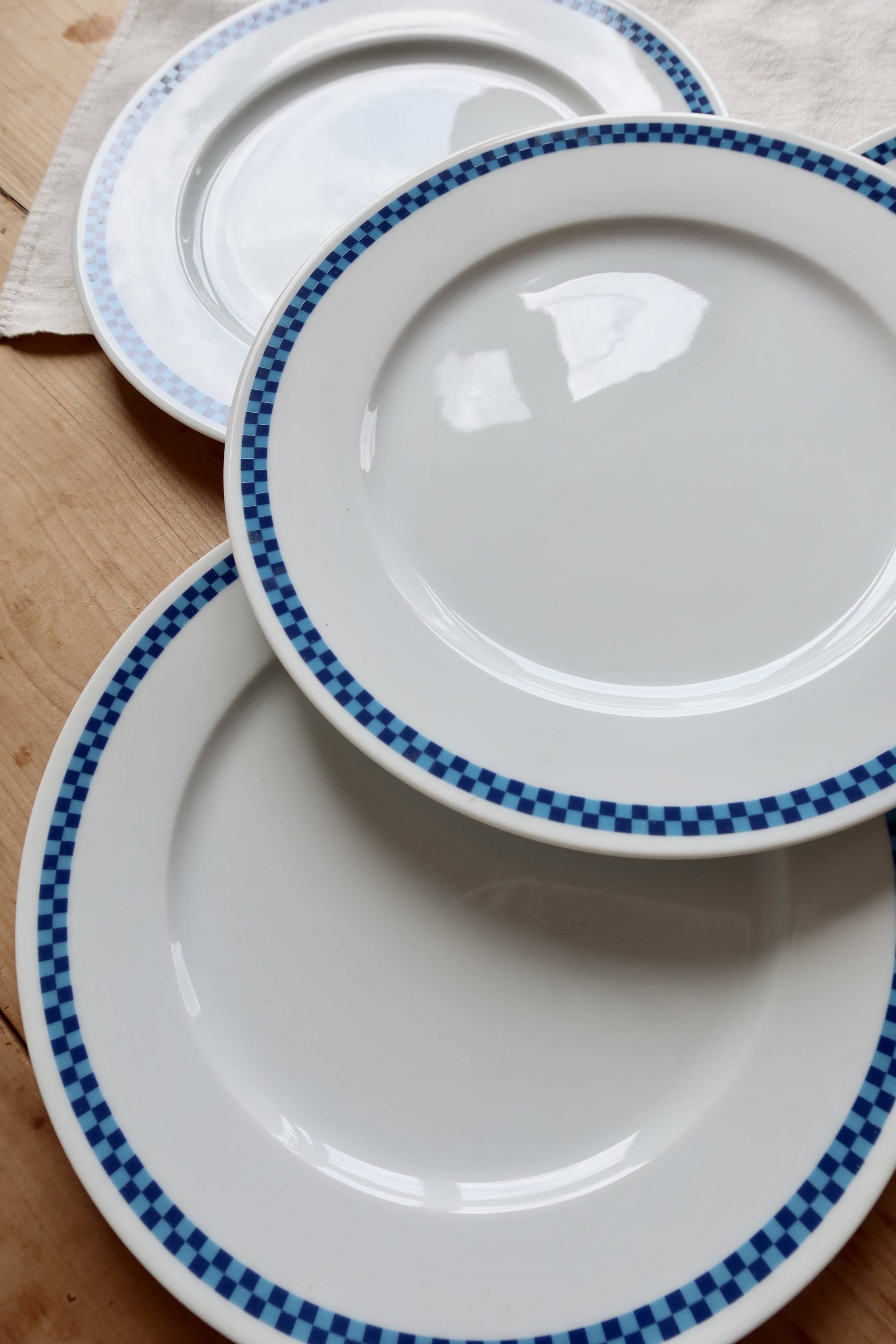 4 vintage Lustucru plates in porcelain with a blue checkered pattern.