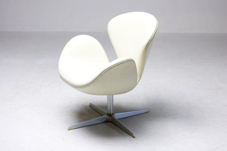 Arne Jacobsen – Swan Chair 50th Anniversary, champagne, limited edition, 2008