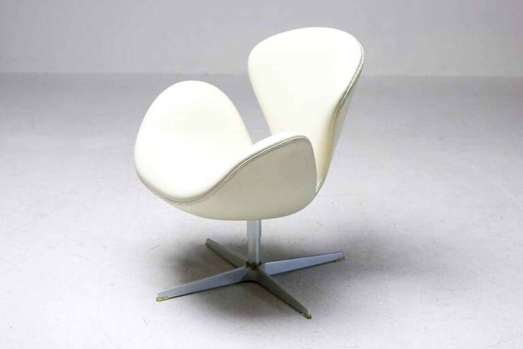 Arne Jacobsen – Swan Chair 50th Anniversary, champagne, limited edition, 2008