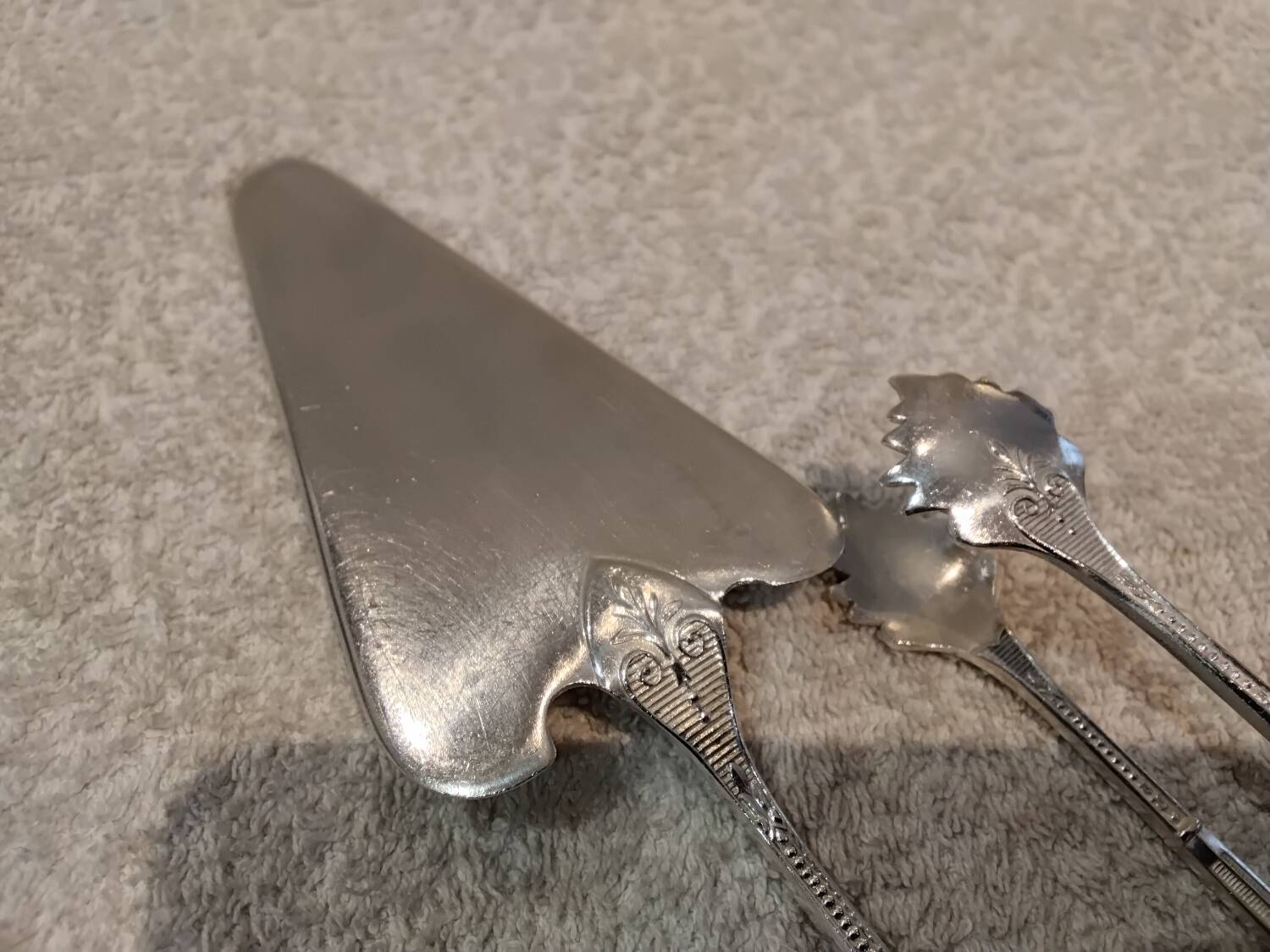 Petite pelle a tarte pince a sucre metal argente orfevre Ercuis russe