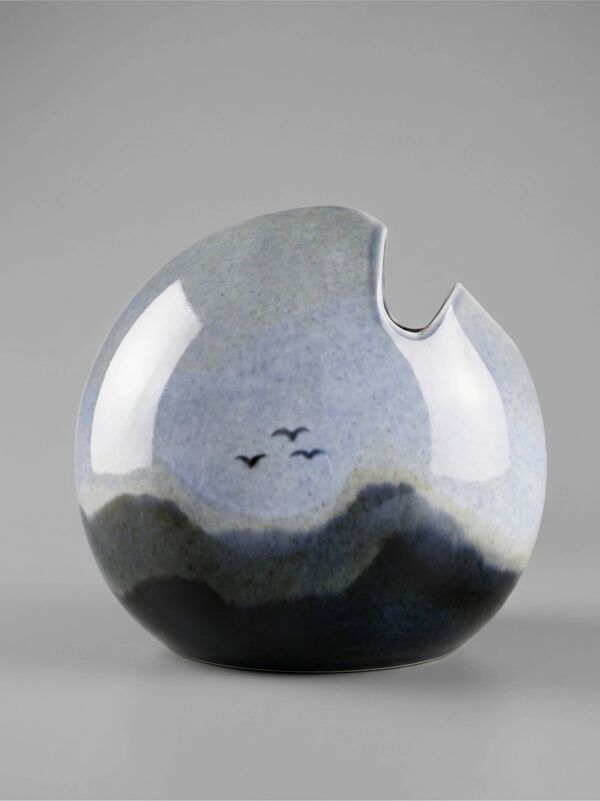 Vase en porcelaine Virebent – décor paysage stylisé – Model Poisson TGM – 18 cm