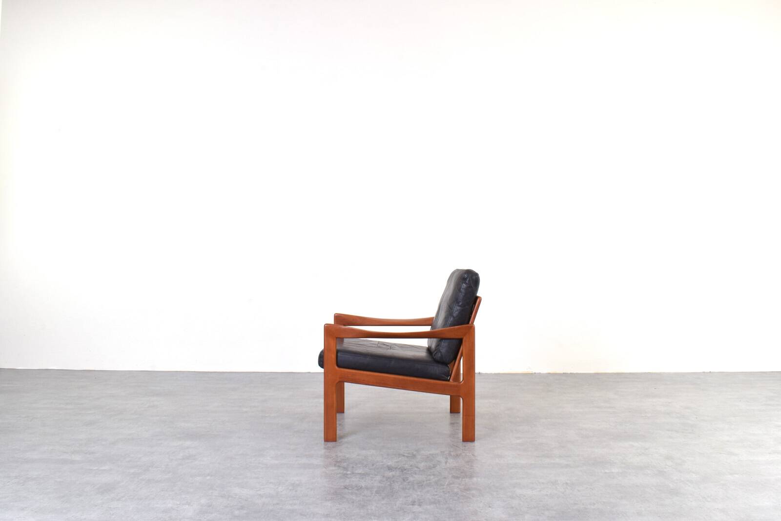 Fauteuil lounge vintage en teck par Illum Wikkelsø pour Niels Eilersen, 1960.