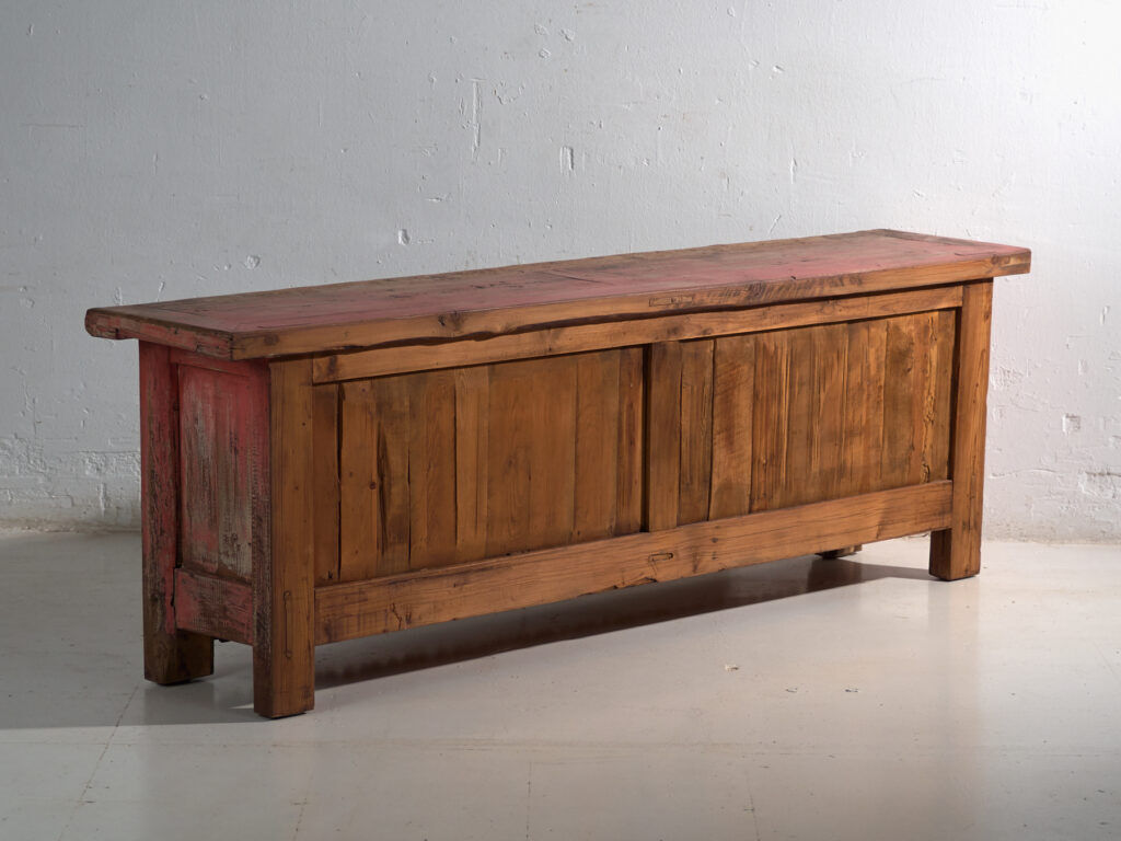 Buffet ancien bas sculpté en bois de sapin – Chine, vers 1930