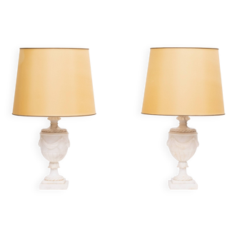 Paire de lampes de table classiques en albâtre décor à la grecque, Italie années 1950