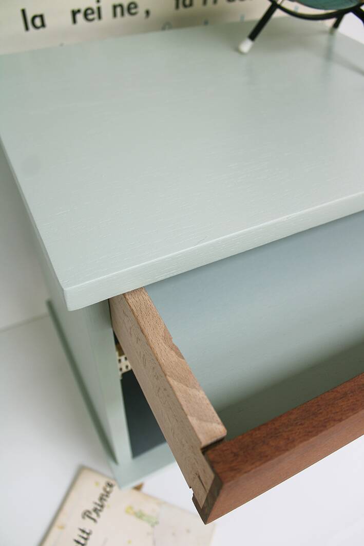 Bedside table with 1 door and 1 internal drawer.