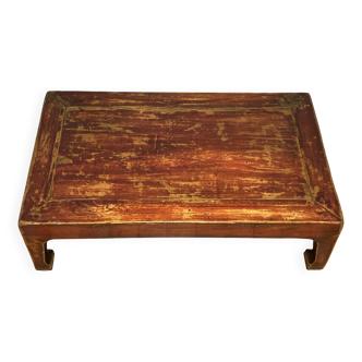 Table de lettré chinoise formant table basse ou bout de lit en orme teinté