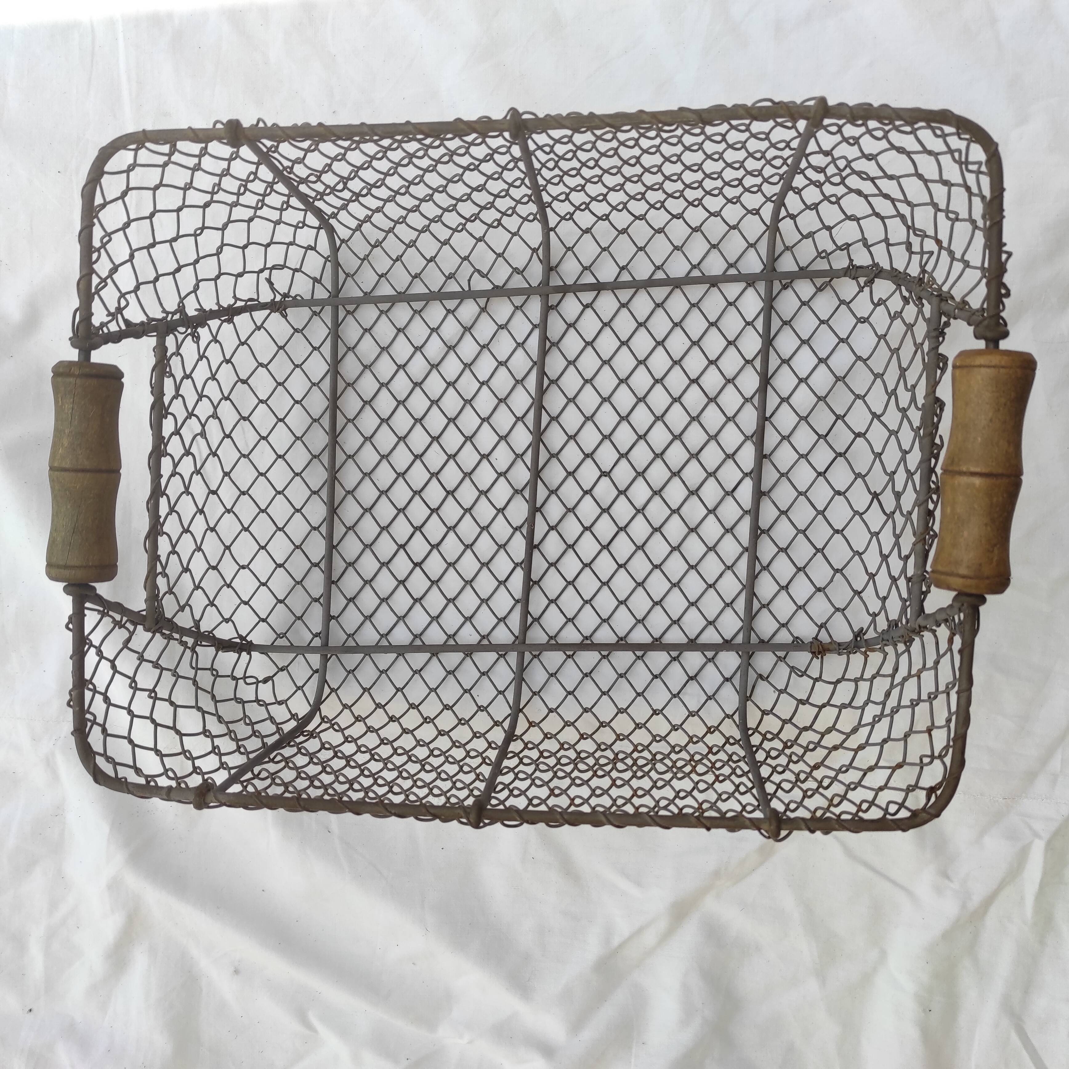 Basket with 2 wooden handles in wire mesh