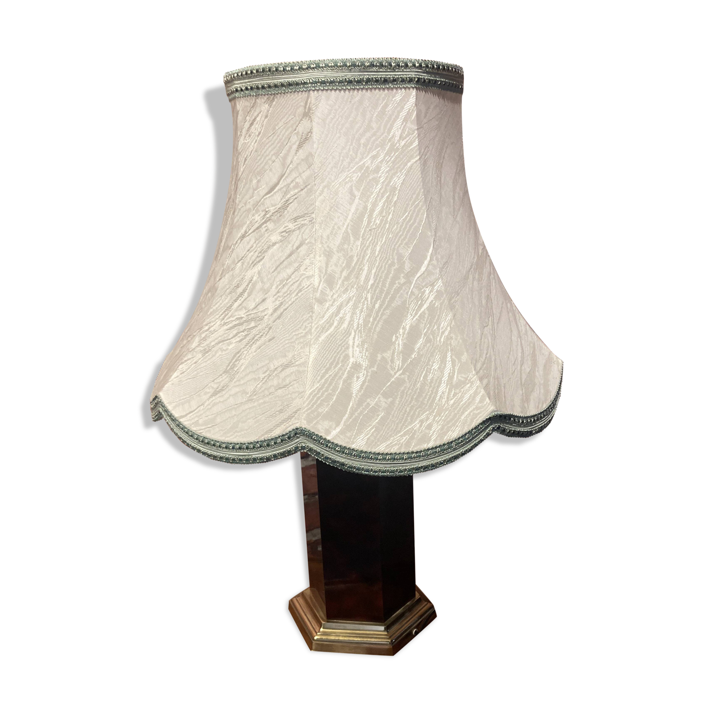 Chic table lamp with lampshade