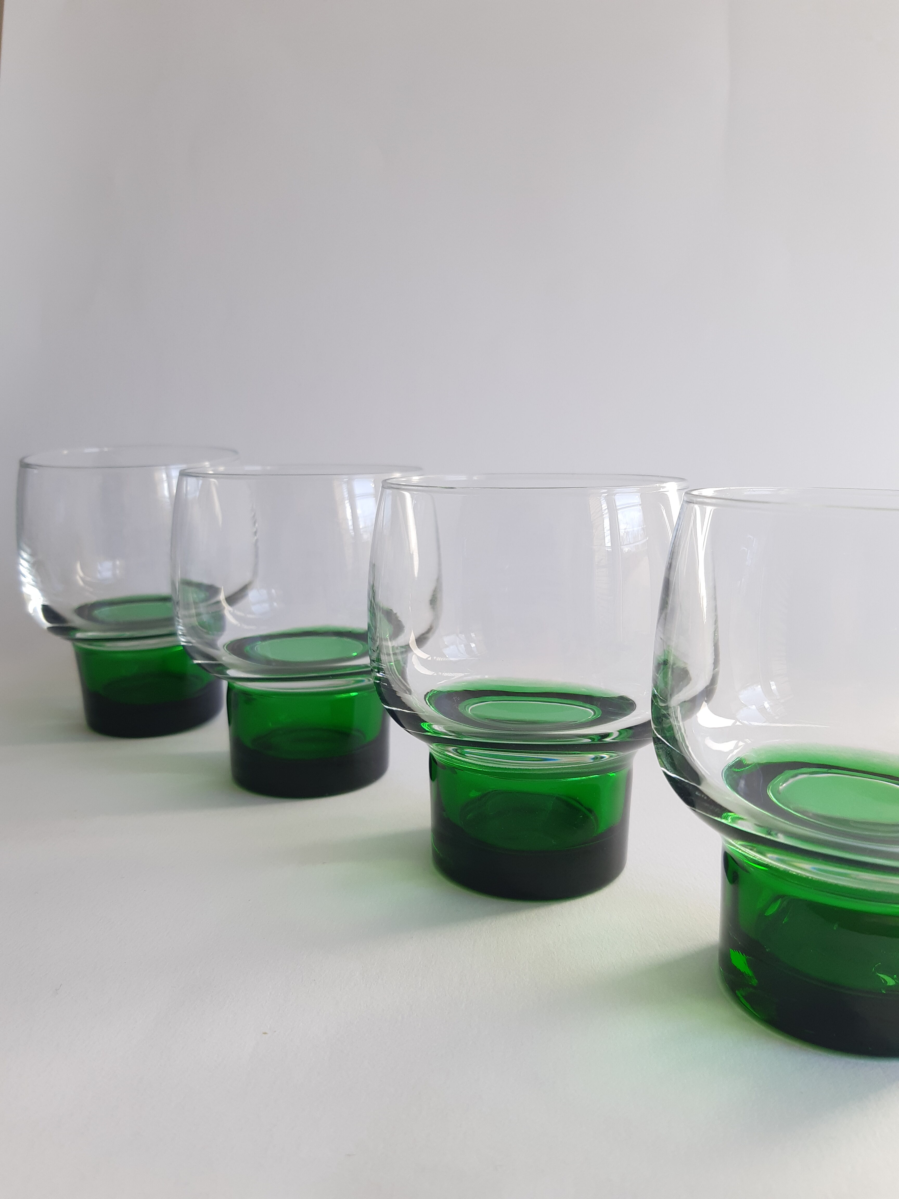 Lot de 4 petits verres vintage