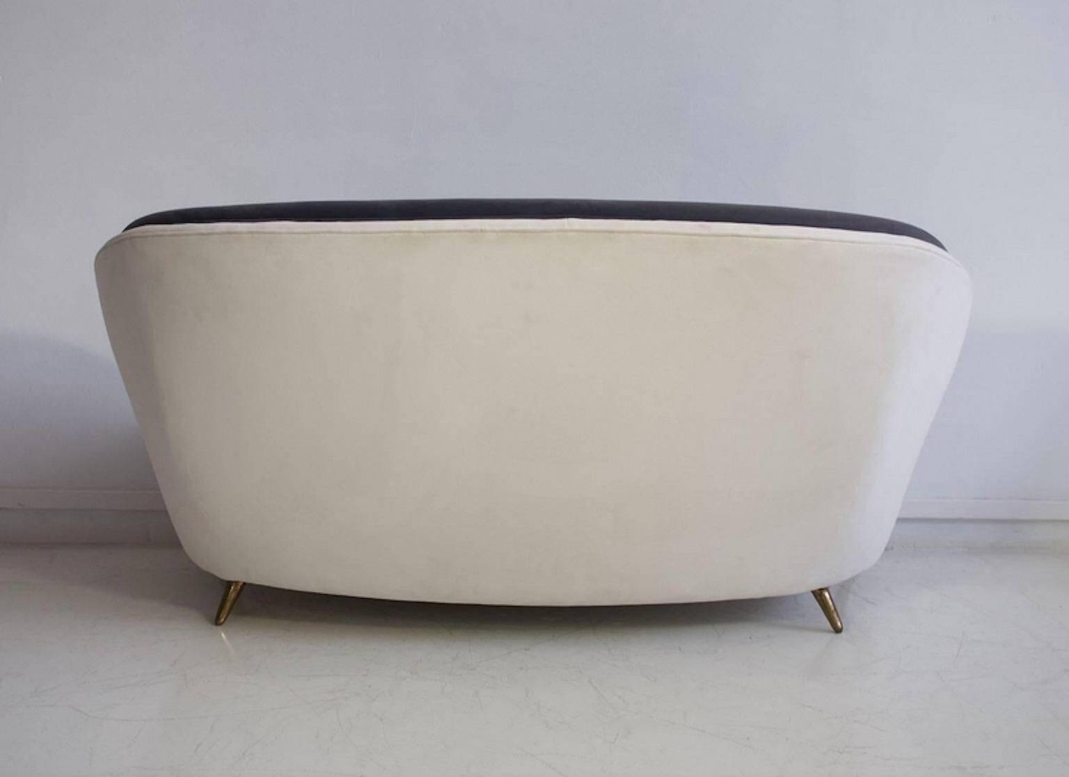 Grey velvet sofa by Guglielmo Veronesi for ISA, circa 1950.