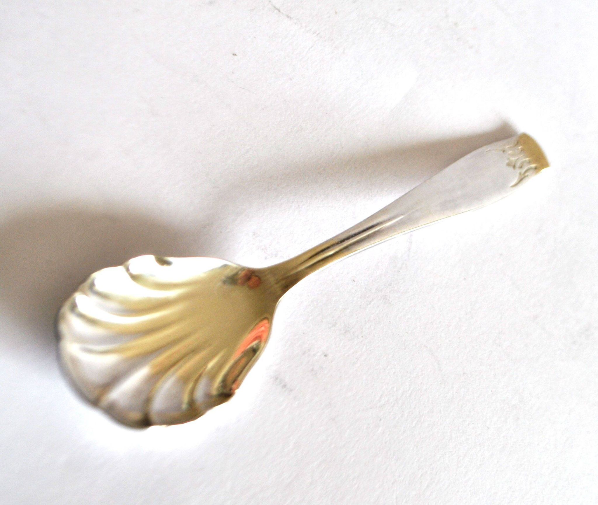 Cuillère à sucre vintage en métal argenté Gulden Alsace, décor coquille