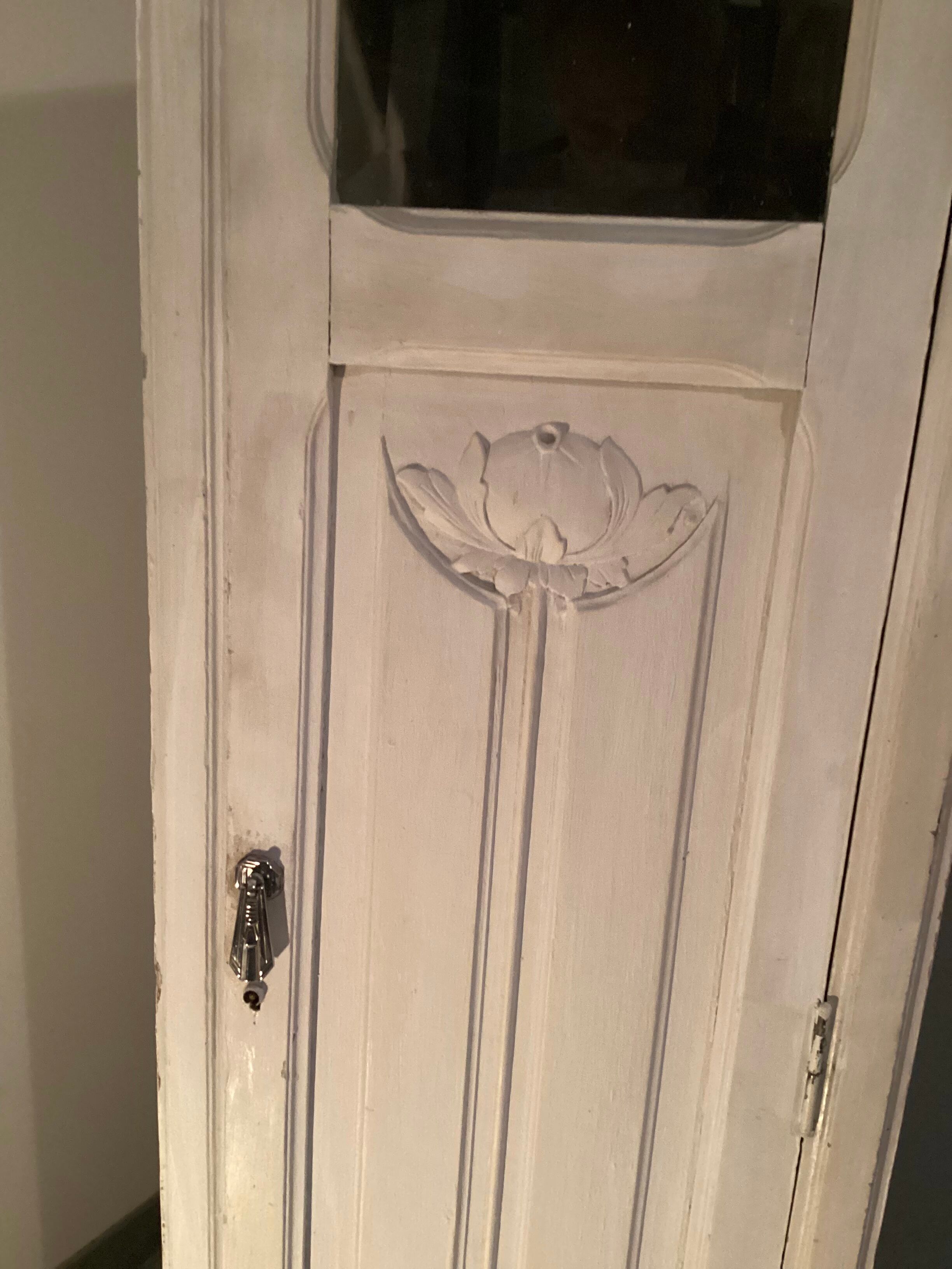 Ancienne armoire 1920-40 en bois motif florale