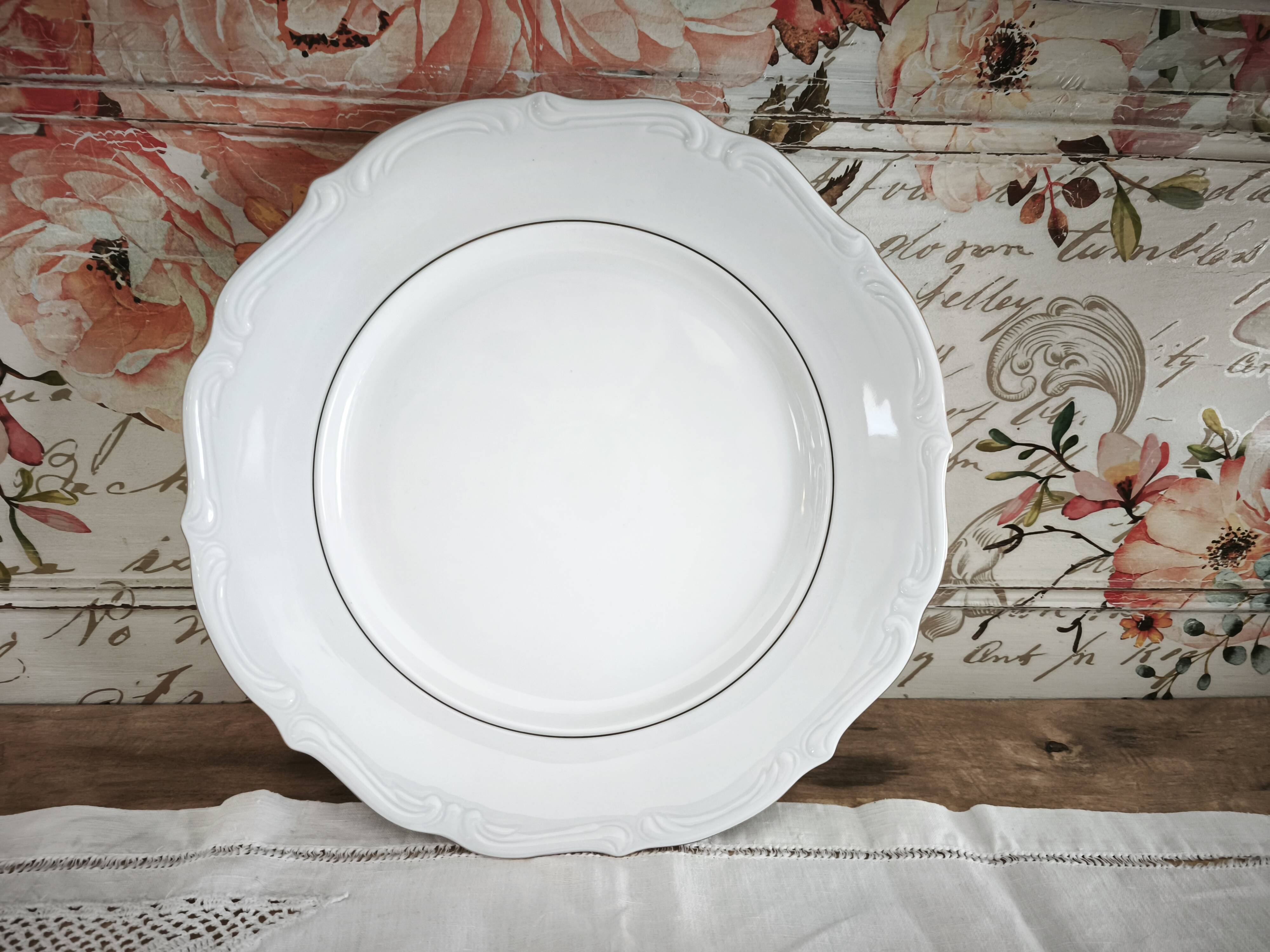 Round porcelain plate, double gold line manufacture, hand-painted.