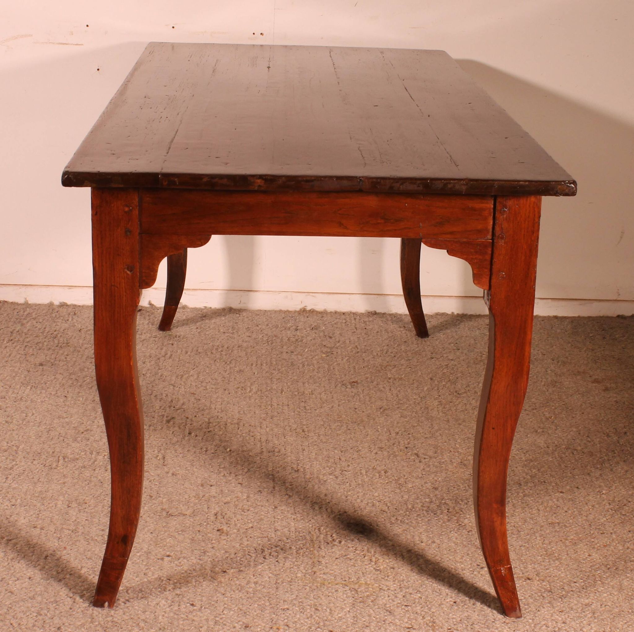 Louis XV table in oak, late 18th century.
