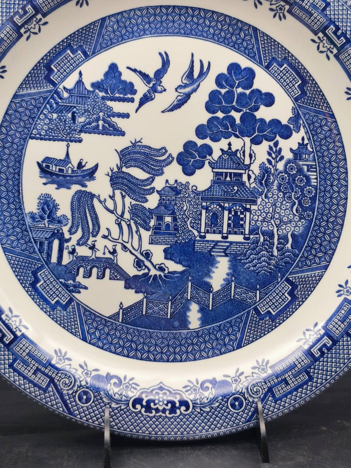 Large blue and white English plate – Chinoiserie decoration – Churchill Home