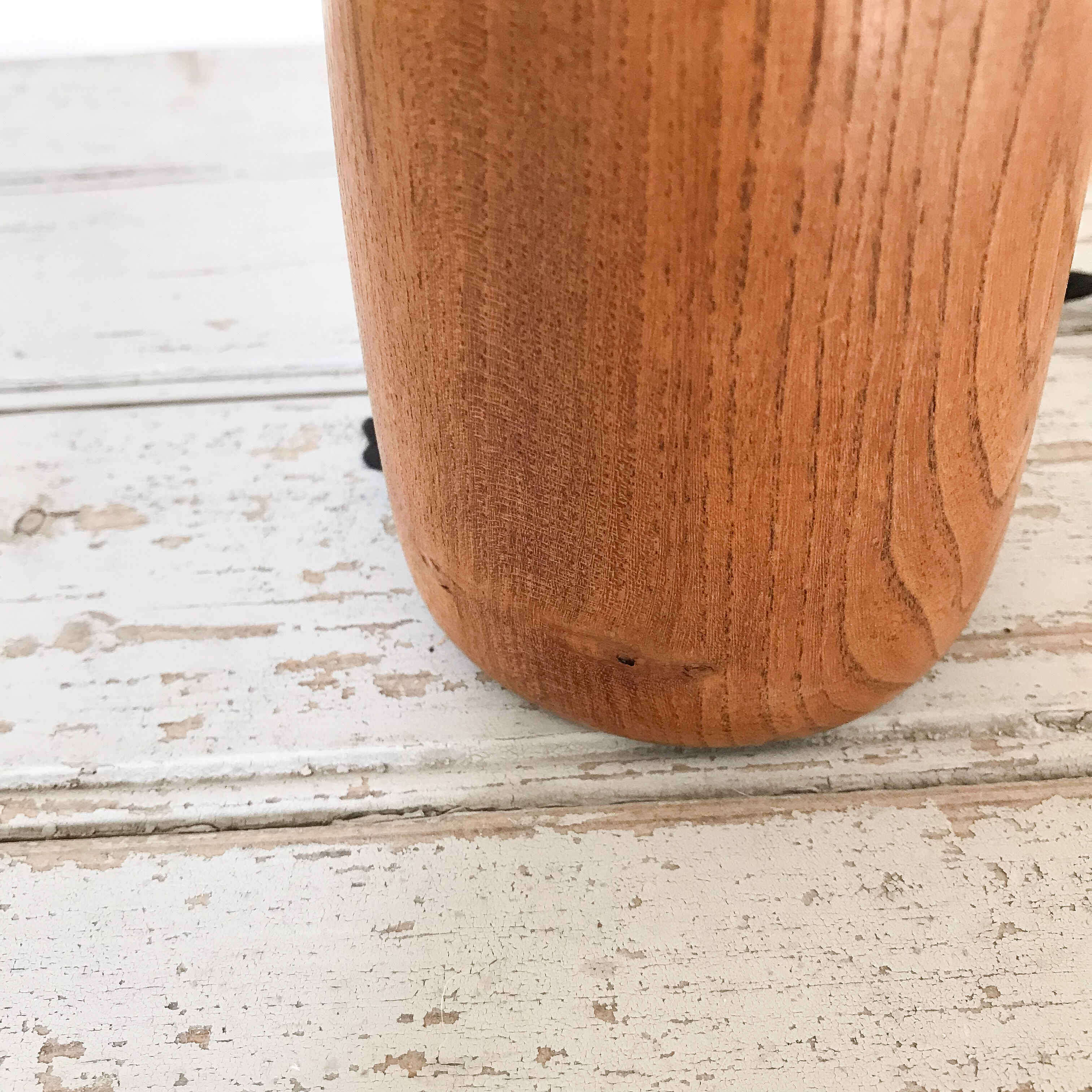 Table lamp in wood and raffia