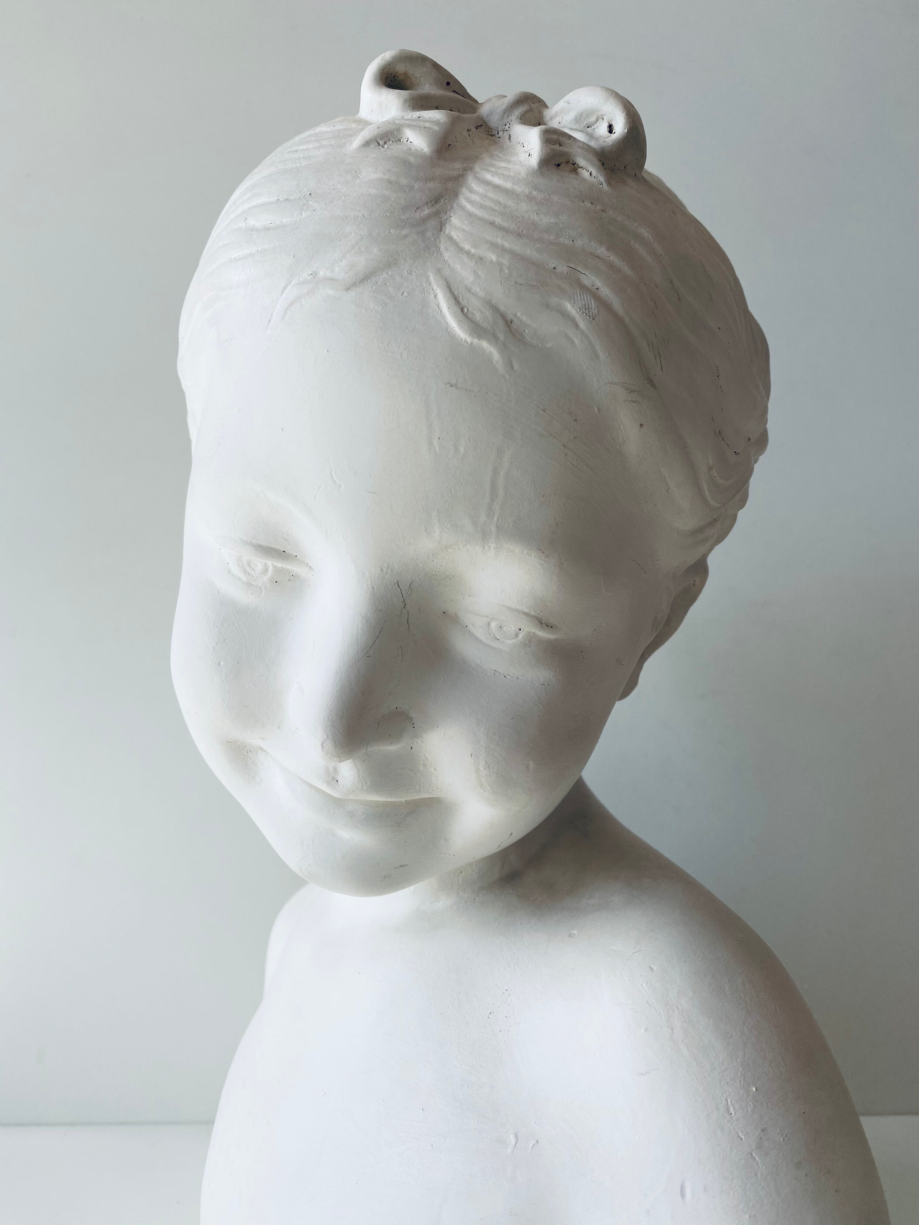 Buste en plâtre la rieuse