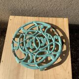 Dessous de plat ancien en fonte émaillée  bleu verte ciselure oiseaux format rond