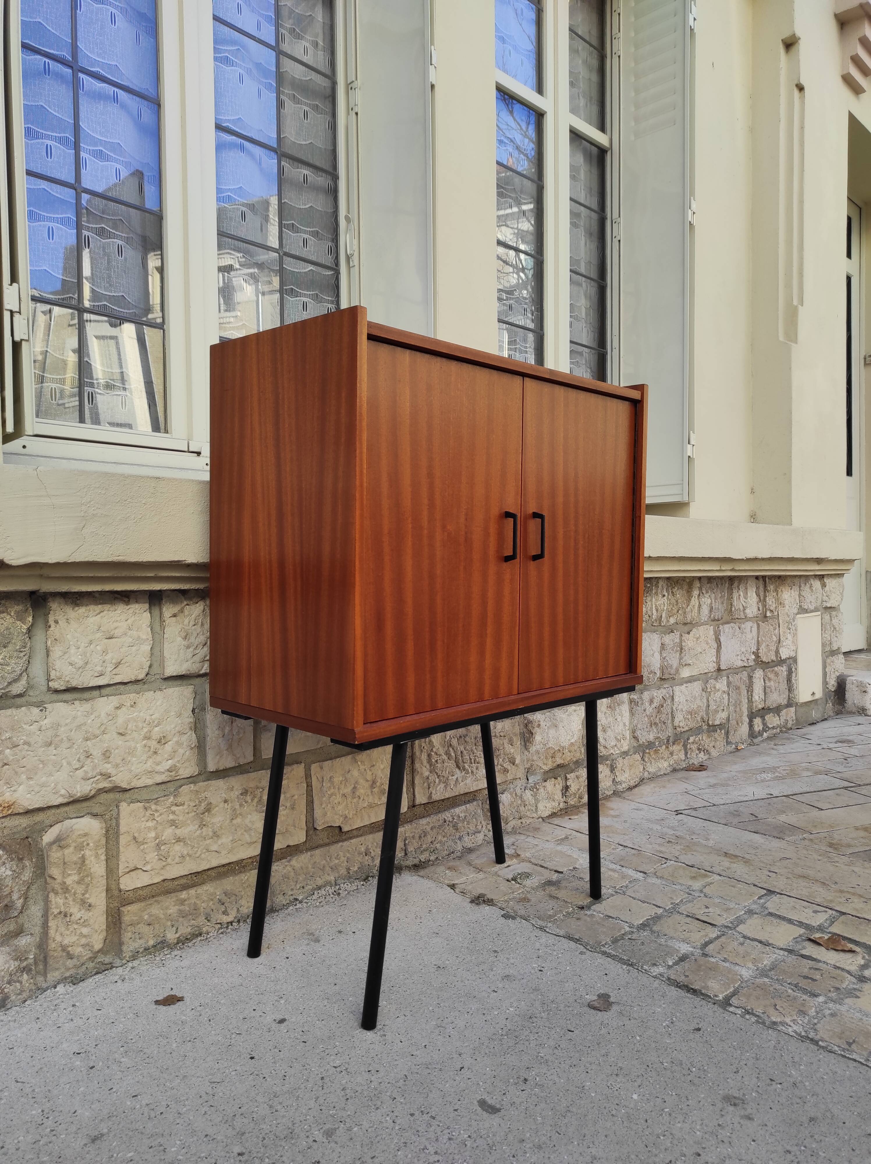 Piece of furniture on high compass feet