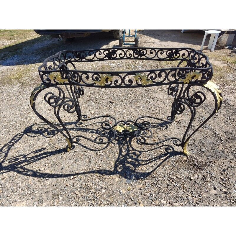 19th-century butcher's table made of wrought iron and twisted.