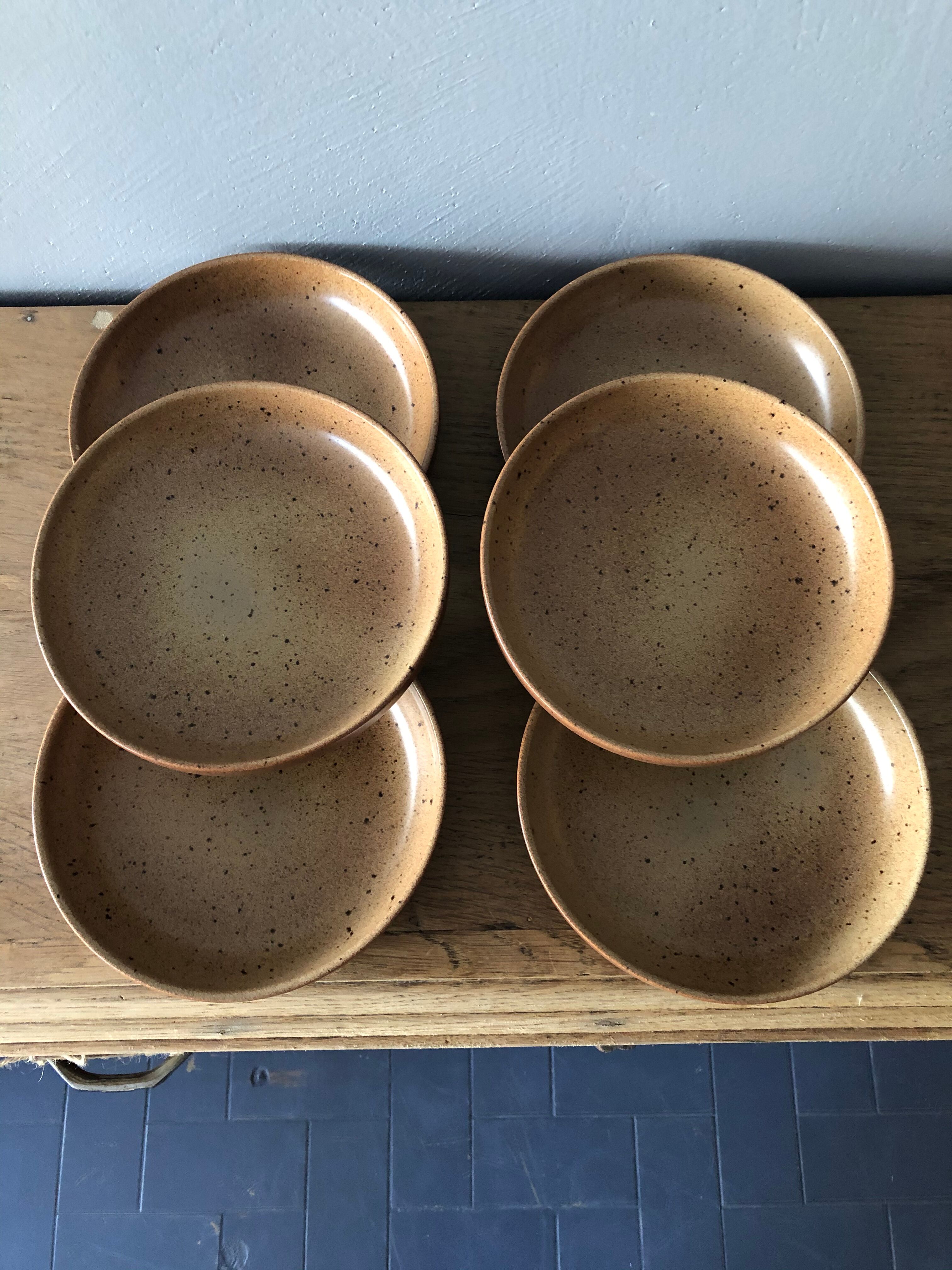 Set of six plates in Sarreguemines sandstone