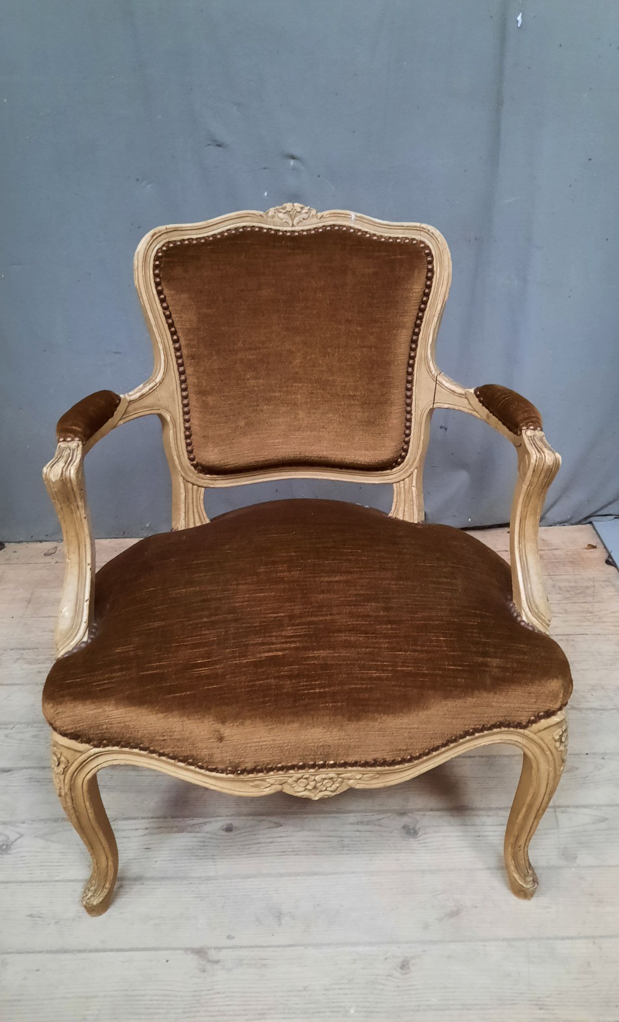 Fauteuil marron  style Louis XV