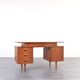 Bureau en teck des années 1960.