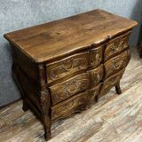 commode Tombeau galbée de style Louis XV en bois massif