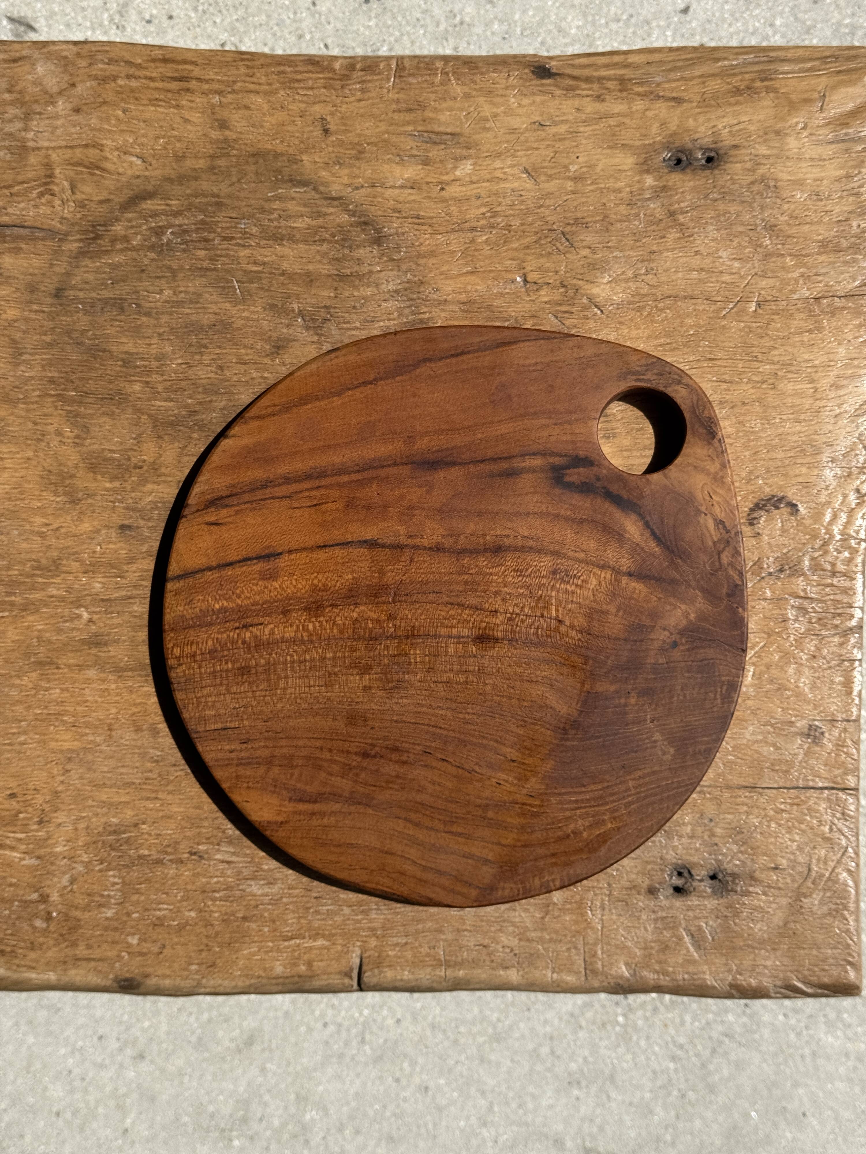 Average circular teak monoxyle chopping board with handle 26 x 18.