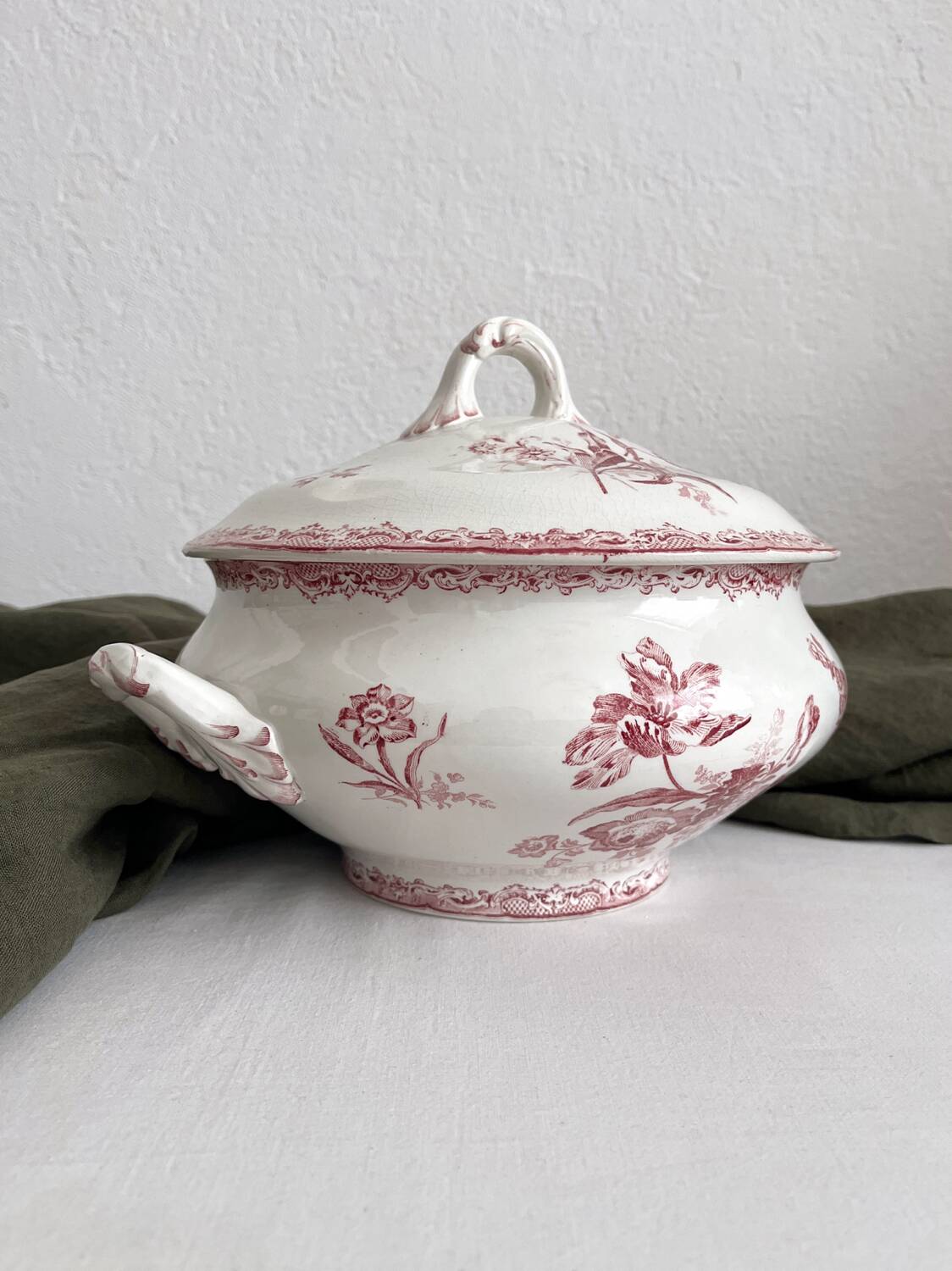 Fontanges ironstone tureen, Sarreguemines