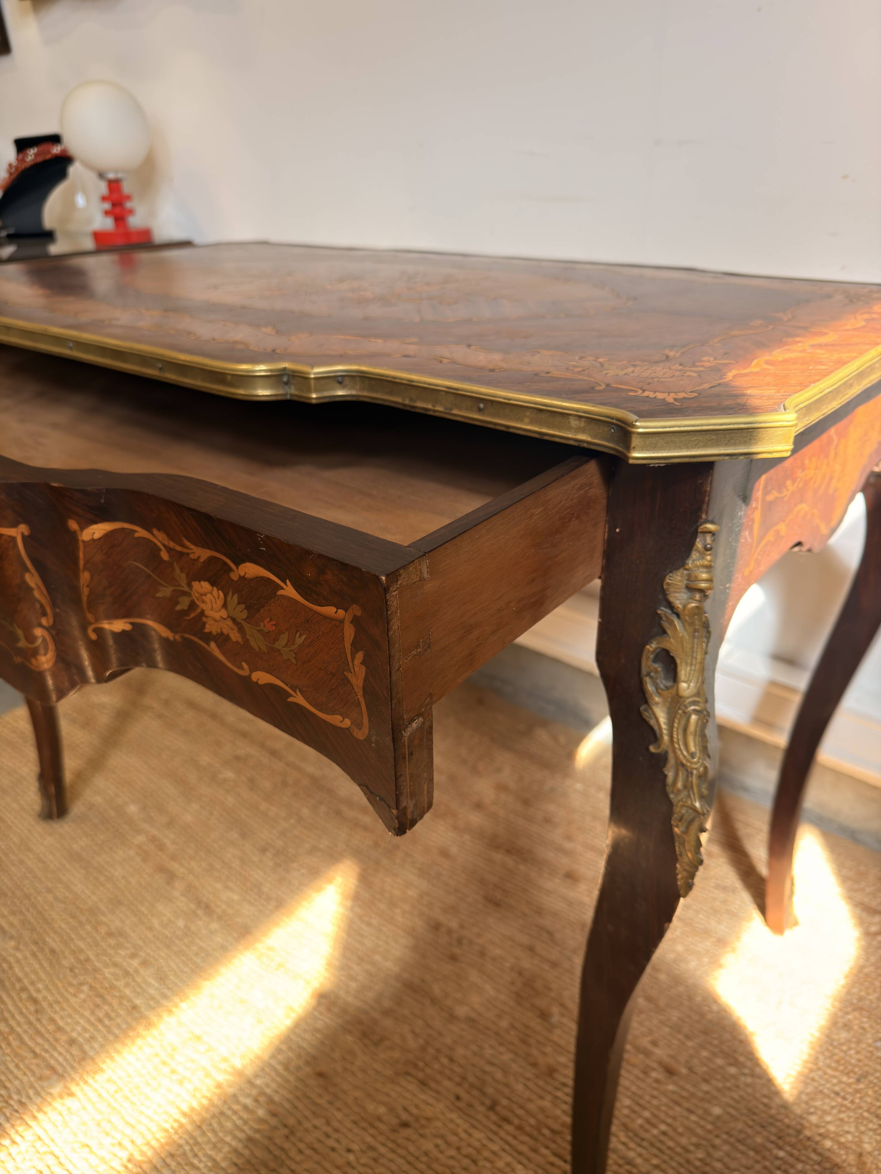 Louis XV style desk inlaid with floral decoration – One drawer