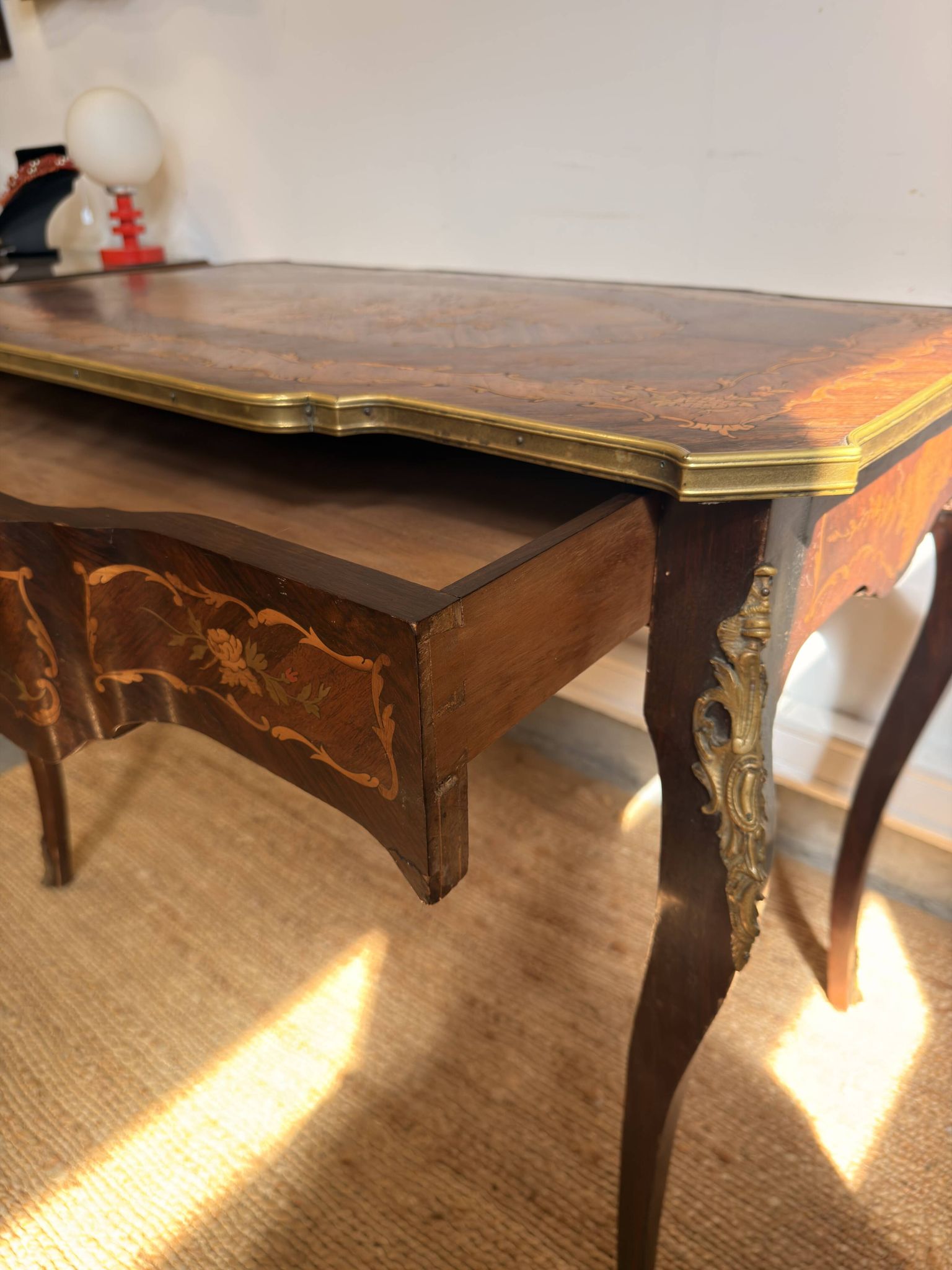 Louis XV style desk inlaid with floral decoration – One drawer