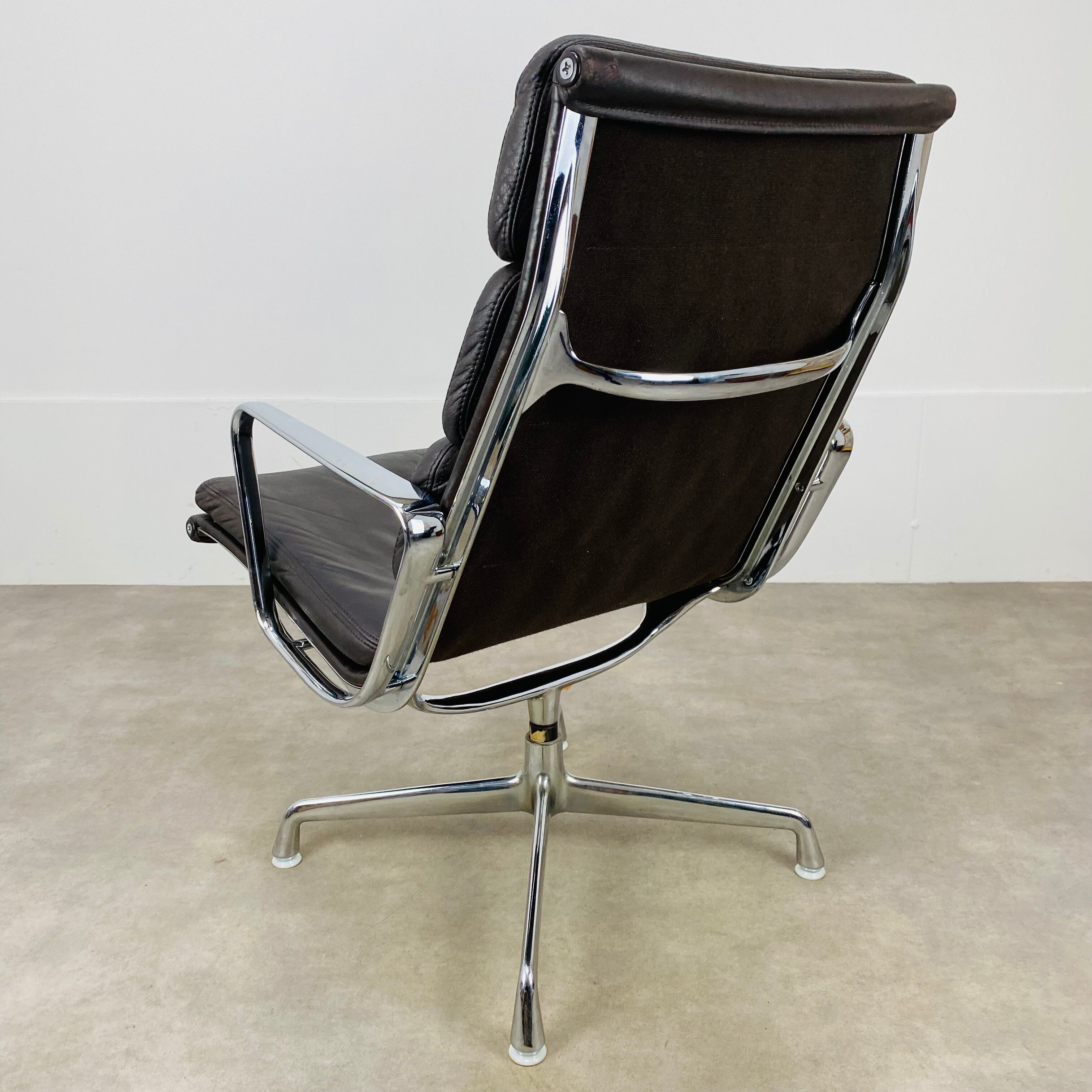 Armchair Ea 216 Eames edition Herman Miller brown leather