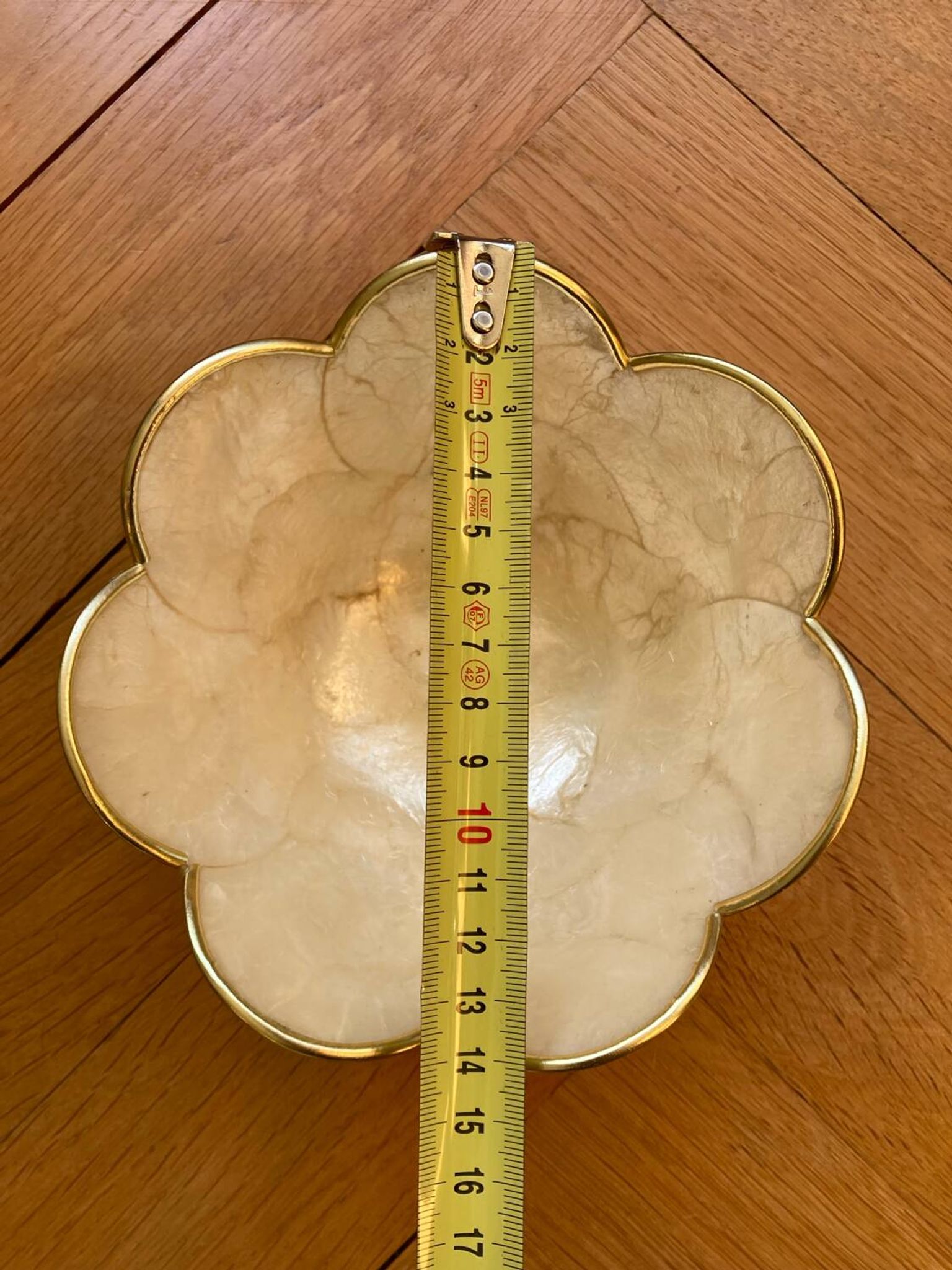 Mother-of-pearl cup