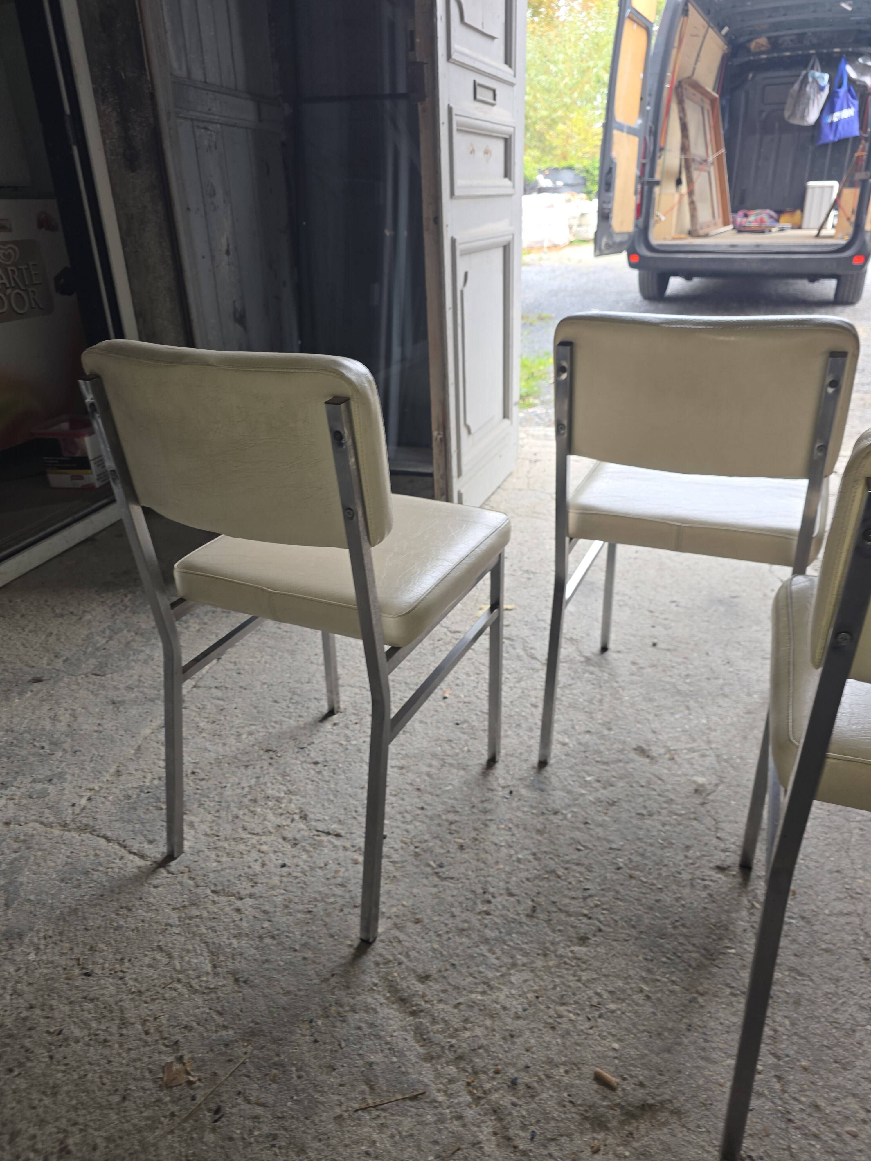 4 chrome metal chairs with faux leather from the 1970s.