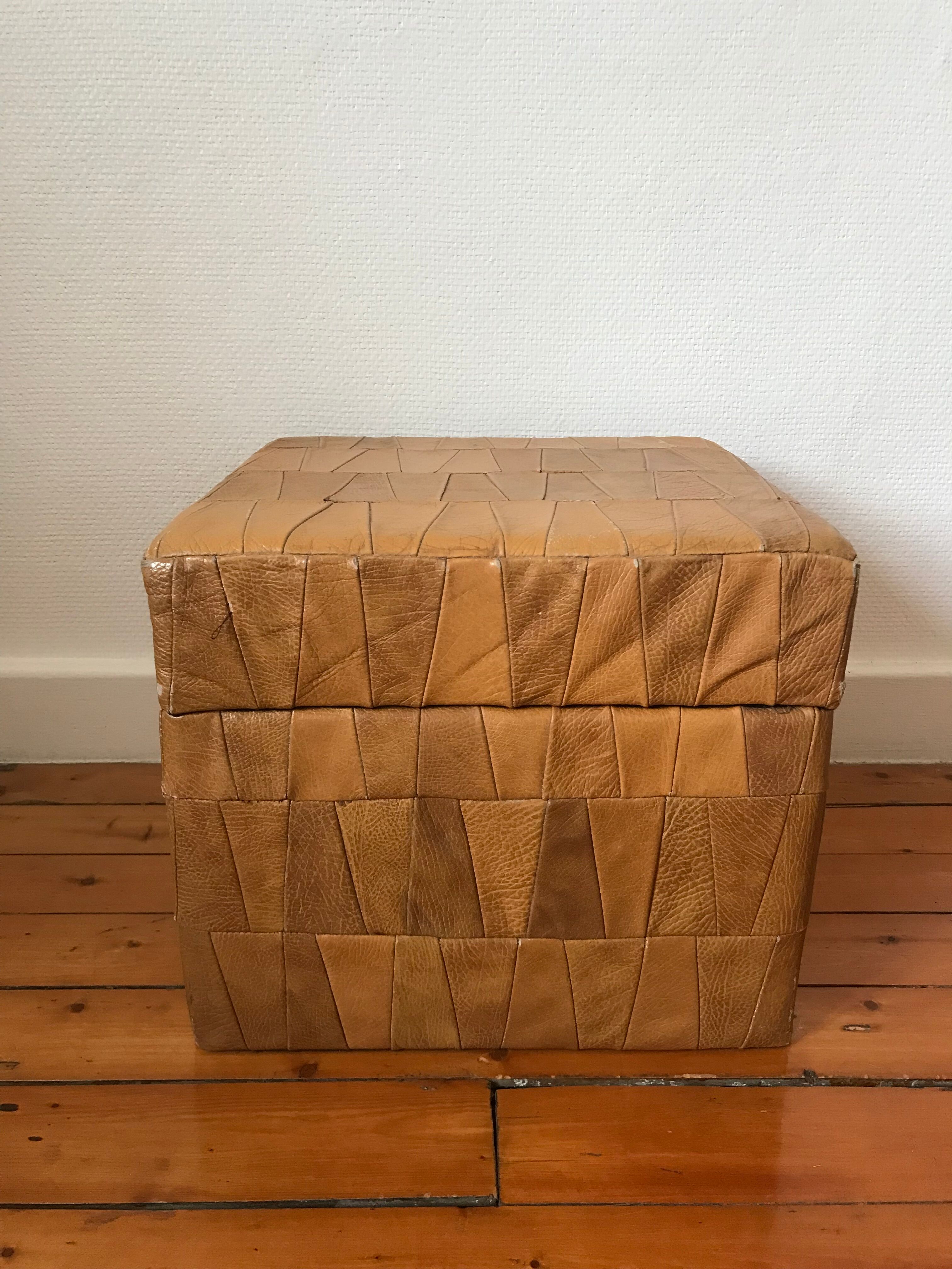 Pouf coffre cuir patchwork vintage circa 1960