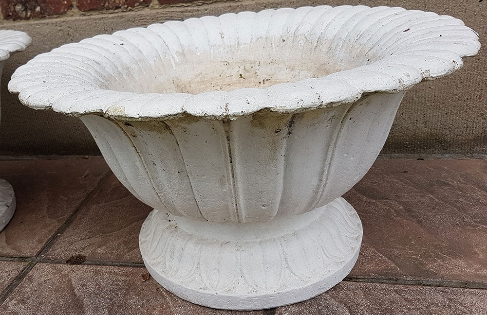 Old set of 2 flower pots in beton