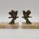 Paire de serre-livres Art déco français en étain représentant des oiseaux perchés sur une branche, socle en marbre