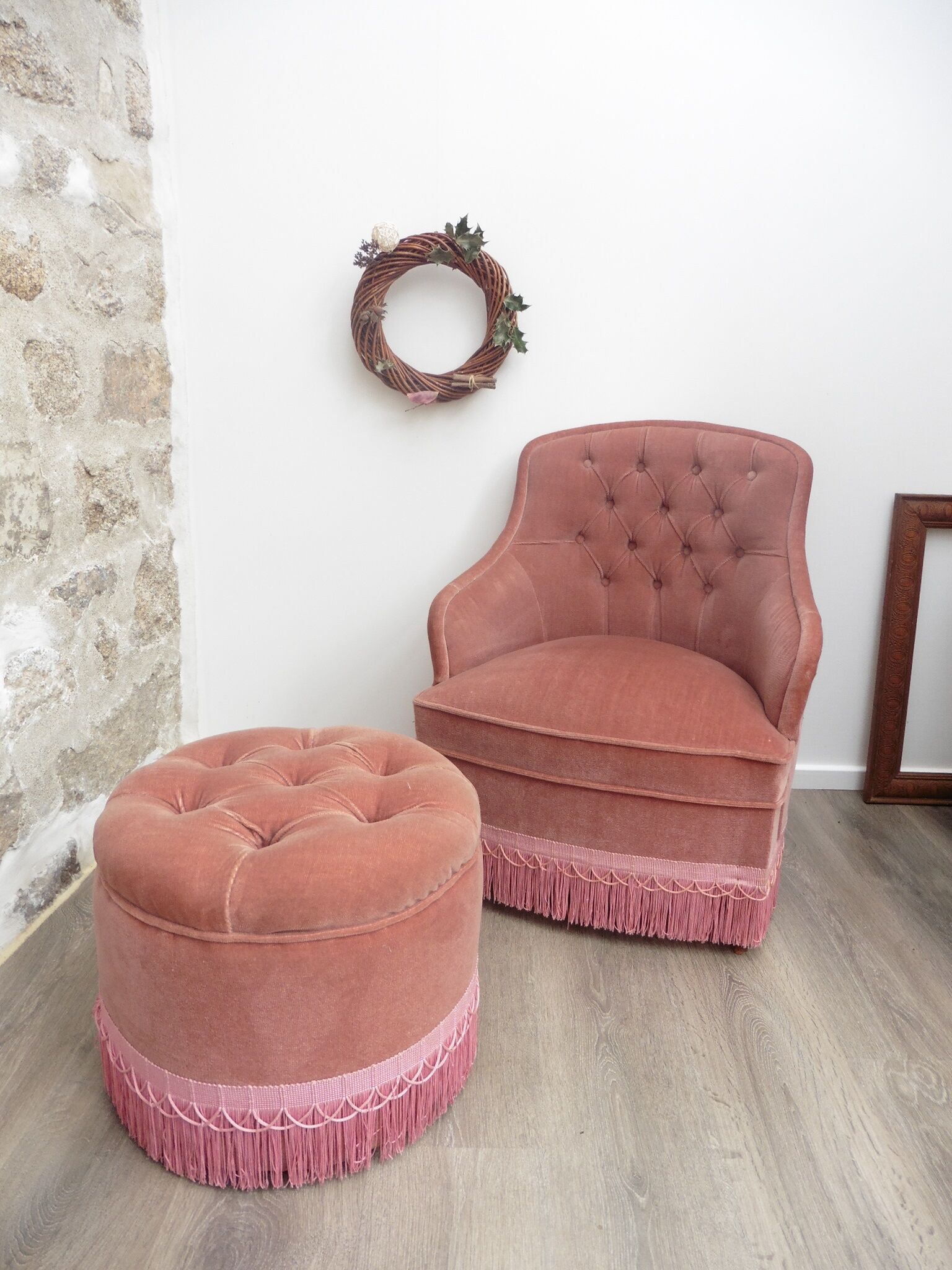 Armchair toad and its footrest in old pink velvet