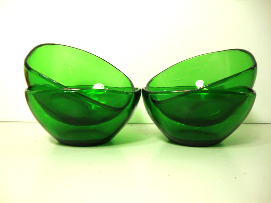 Set of 4 dessert bowls in Vereco green glass.