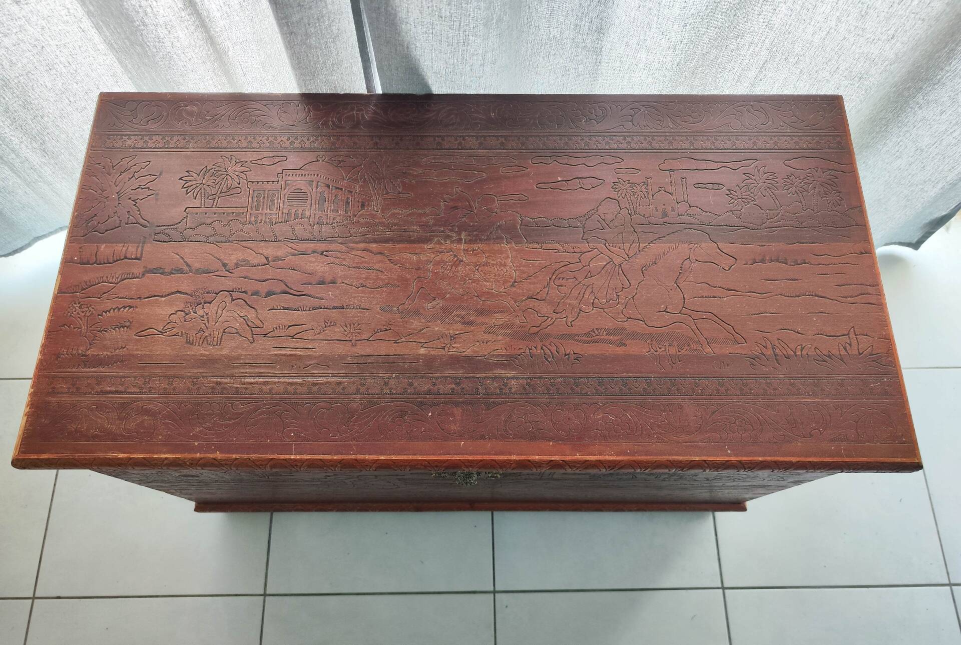 Grand coffre ancien en bois de camphrier-gravé integral-100x60x48cm
