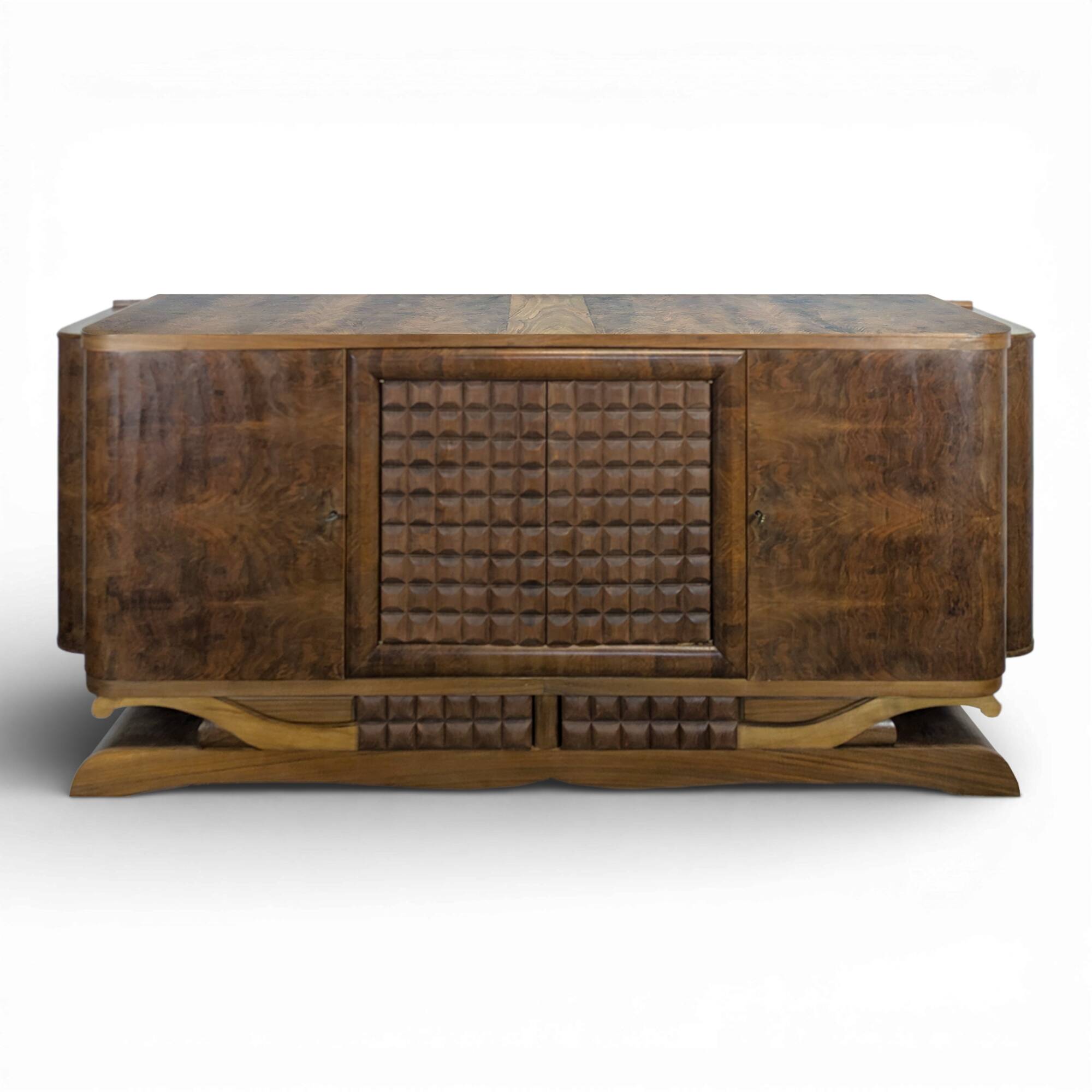 Brutalist enfilade with diamond points