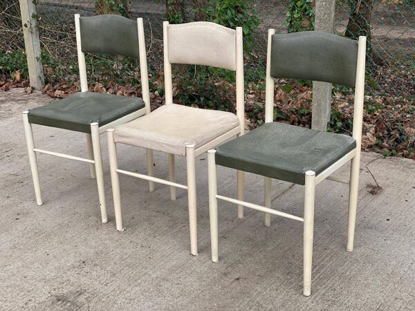 3 chaises scandinaves en acier et cuir blanc et vert