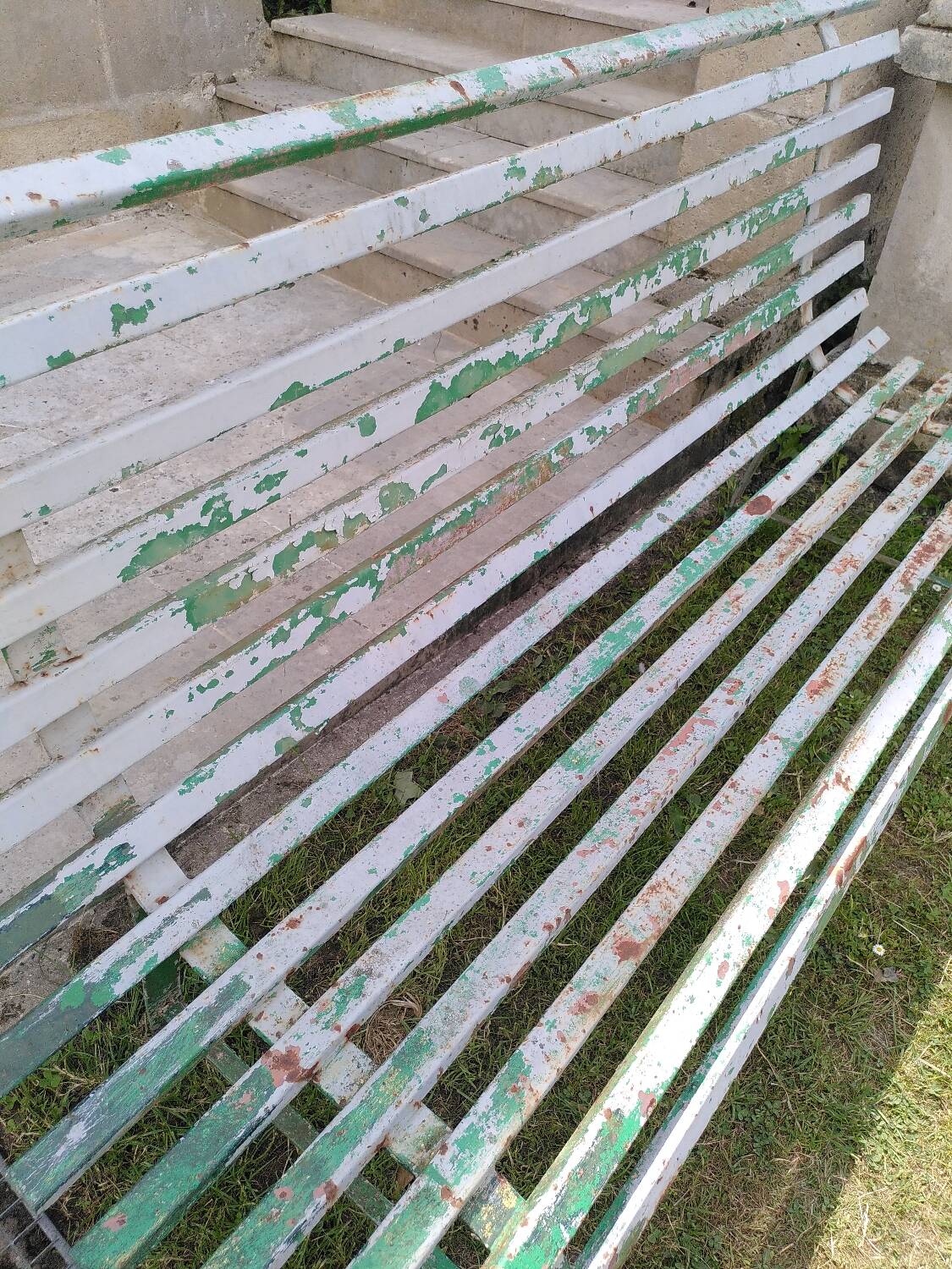 Ancien banc de jardin en métal