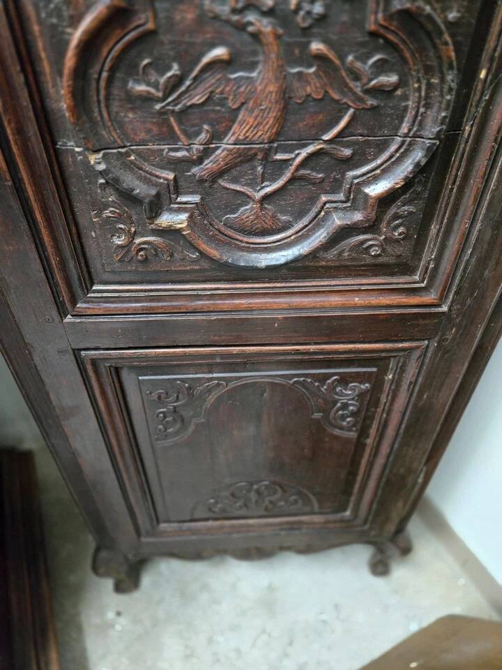 Louis XV period Lyonnaise bonnetière in solid walnut,