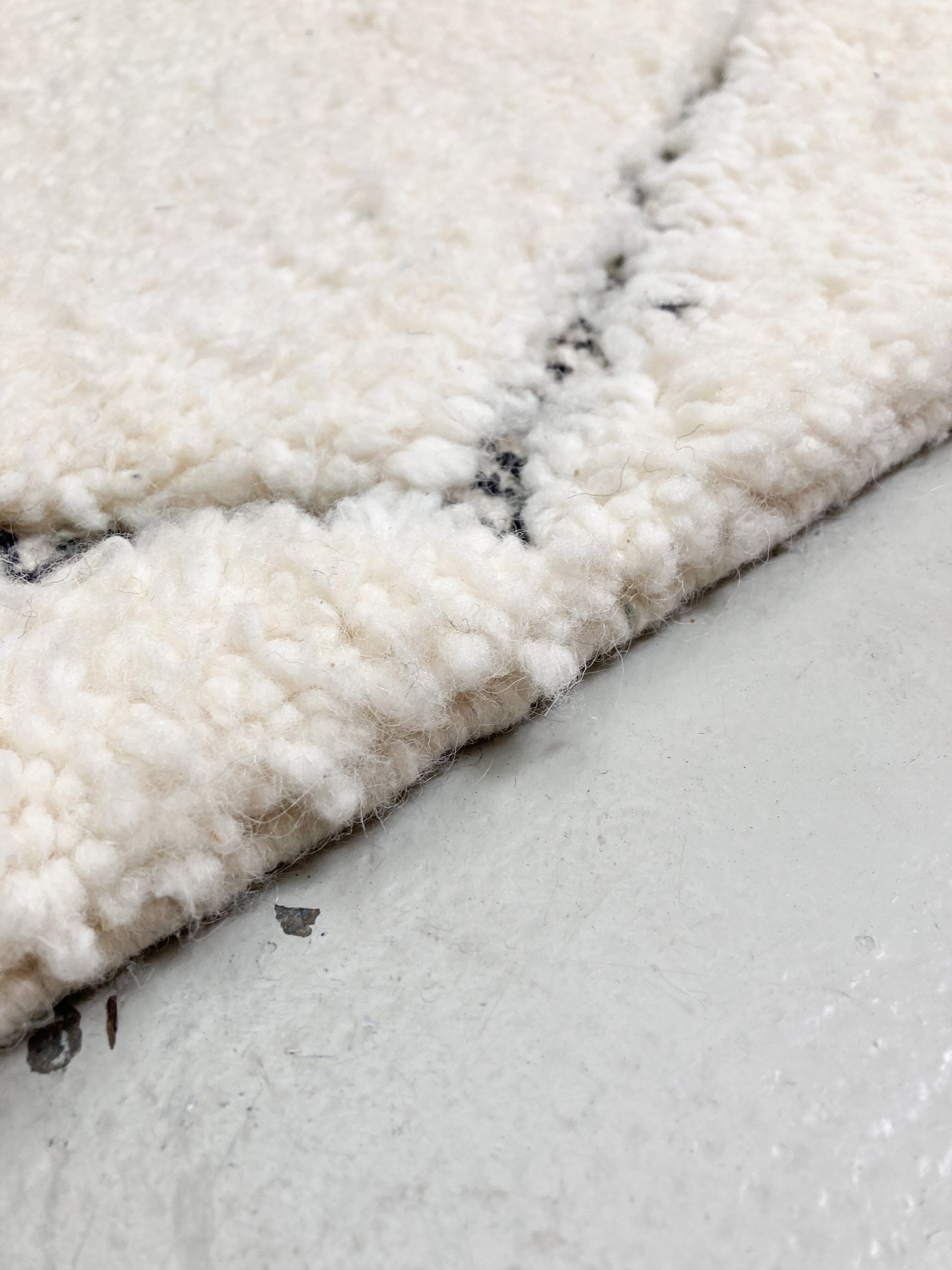 Moroccan Berber carpet beni ouarain ecru diamonds nors engraved 230x157cm