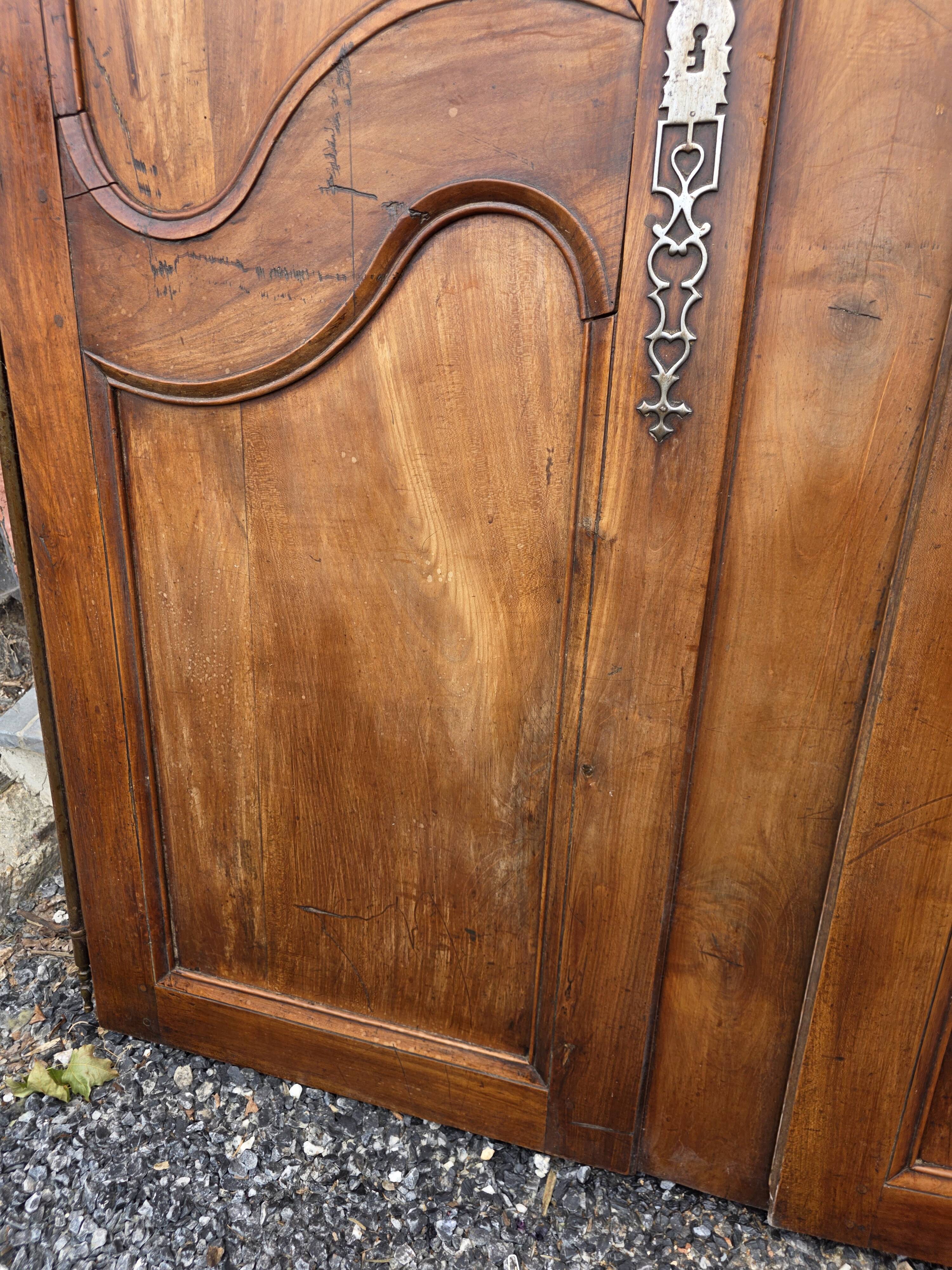 Paire de portes de placard style Louis XV en merisier massif